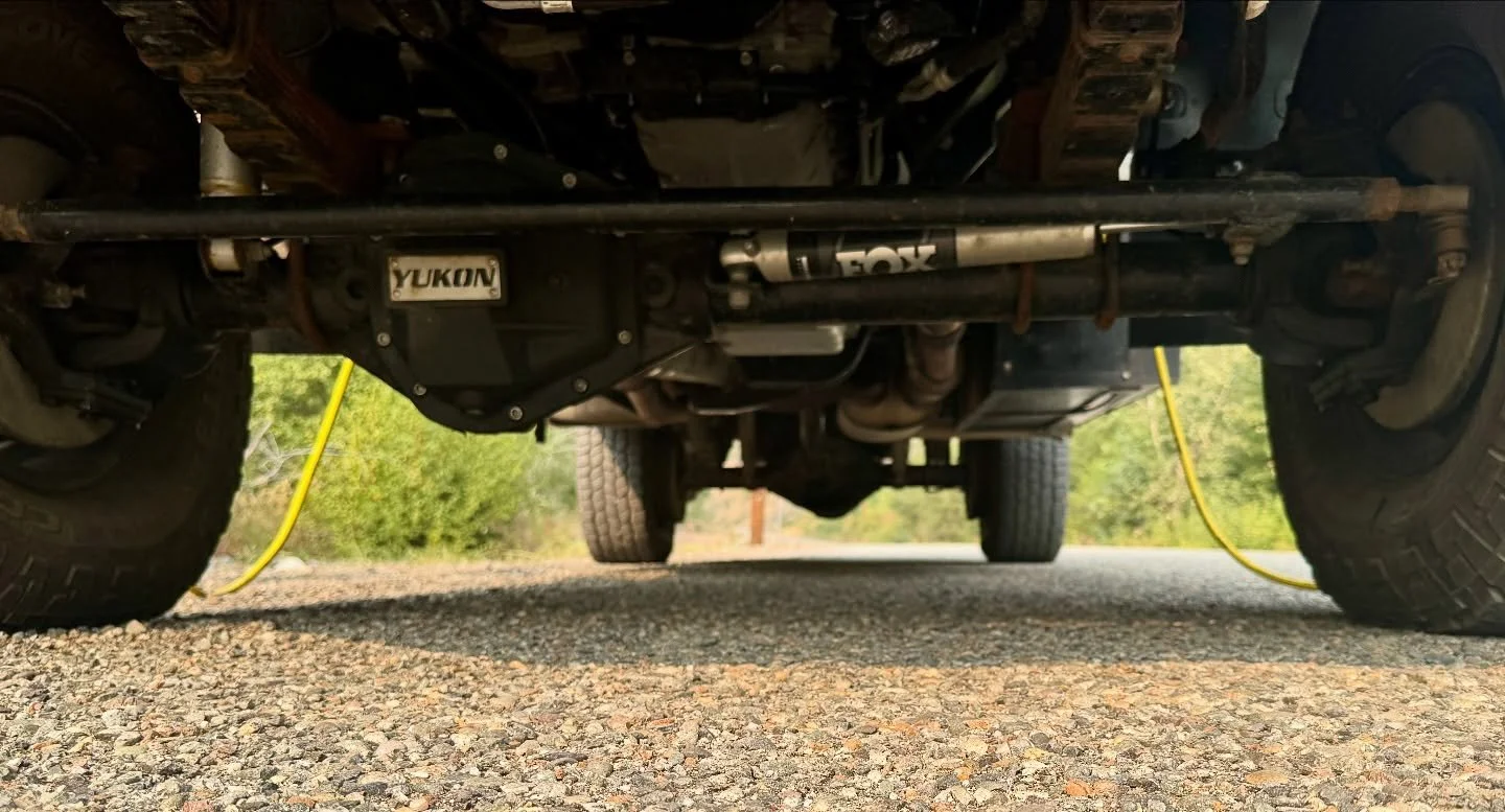 So much to see here; #dana60swap, @alcanspring leaf springs, #yukongearandaxle diff cover, #foxsuspension steering stabilizer, #crossoversteering. 

#diycamper #totalcomposites #diy4wdbuild #rambleonrufus