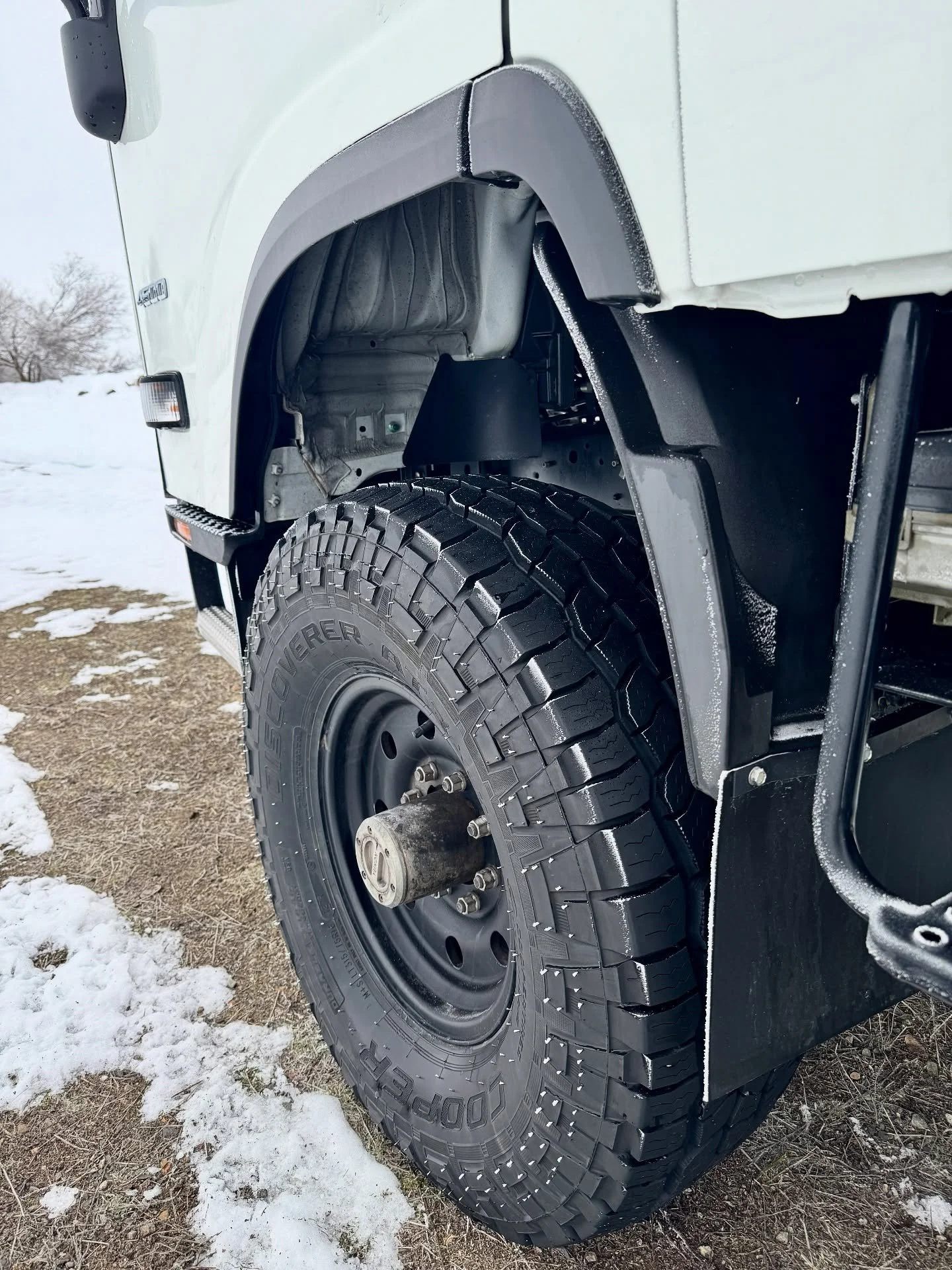 Wheels &amp; Tires: The Balancing Act 🛞⚙️

Choosing the right wheels and tires for overlanding is about more than just specs&mdash;it&rsquo;s about strength, performance, and reliability. These @alcoa forged aluminum rims (3,750 lb rating) paired wi