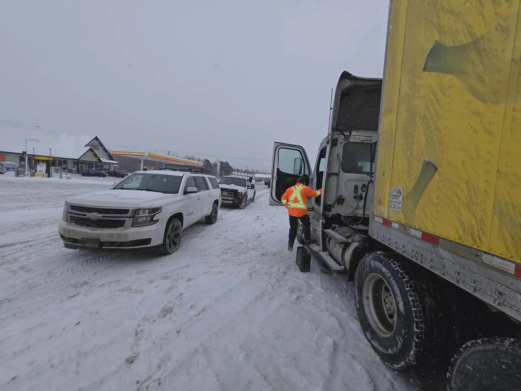 Broken Truck geting fixed
