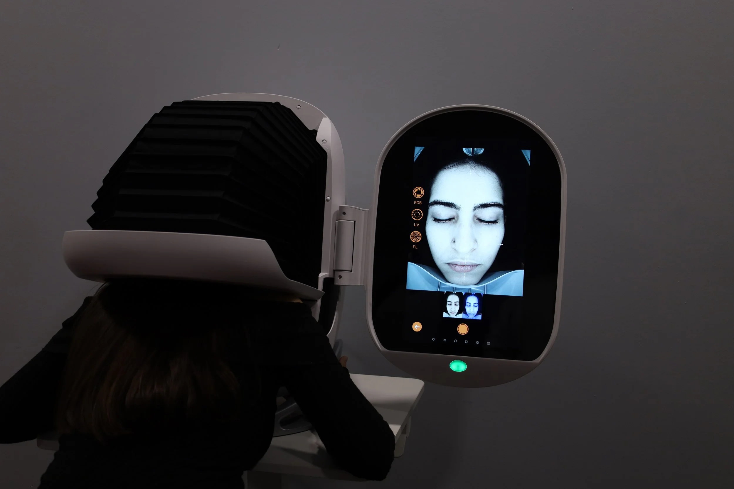 Pessoa realizando uma análise facial com um scanner facial de alta tecnologia