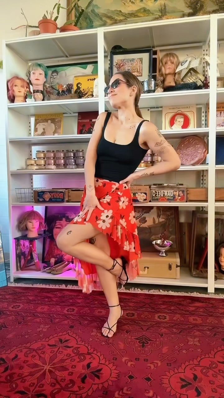 Hello friends! 👋🏼 @kayla__bennett here along with my friend @myweirdhappylife (the cutie in this video) 👋🏽 to proudly announce our newly curated ✨VinTAGe cLotHinG ShOp✨ now located inside of @aoristsalon ♥️ We’re over the 🌙 with jo