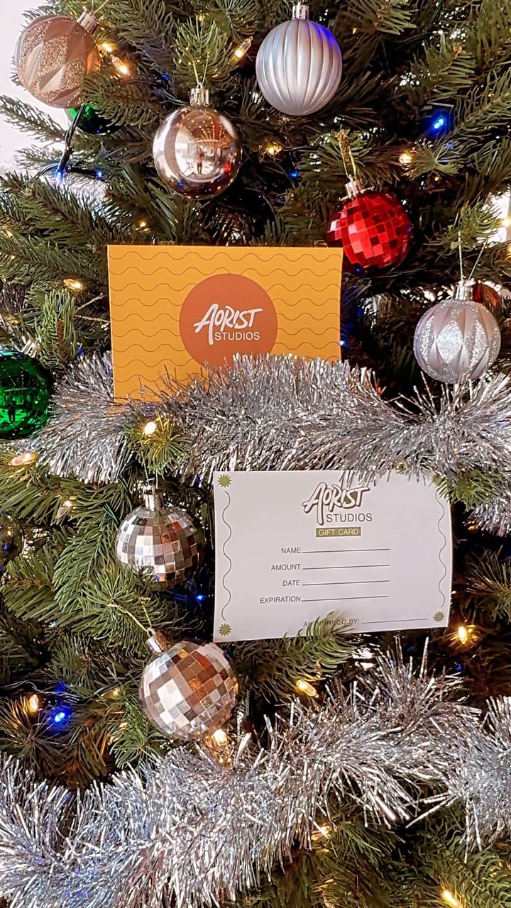 🎄🌹 Buy that special someone the gift of ✨NEW HAIR✨ this Christmas 🌹🎄 We’ll make sure it’s a memorable gift by factoring in bonus goodies with each gift card purchase:
🆓 drinks from our beverage bar
🆓 bundles of palo santo & sag