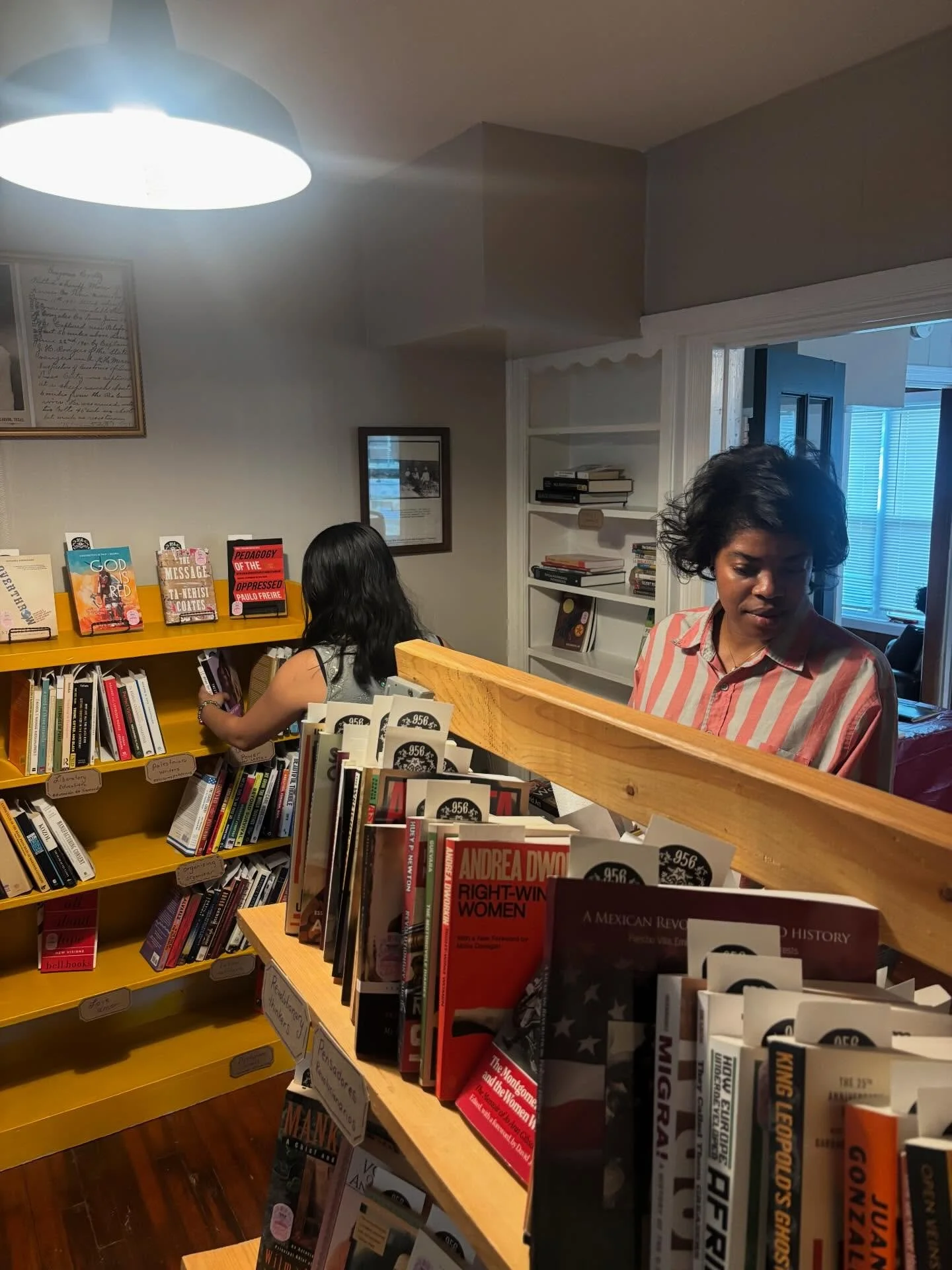 A visit to the @956radicallibrary !
An incredible resource here in Brownsville, Texas.

#art #library #garden