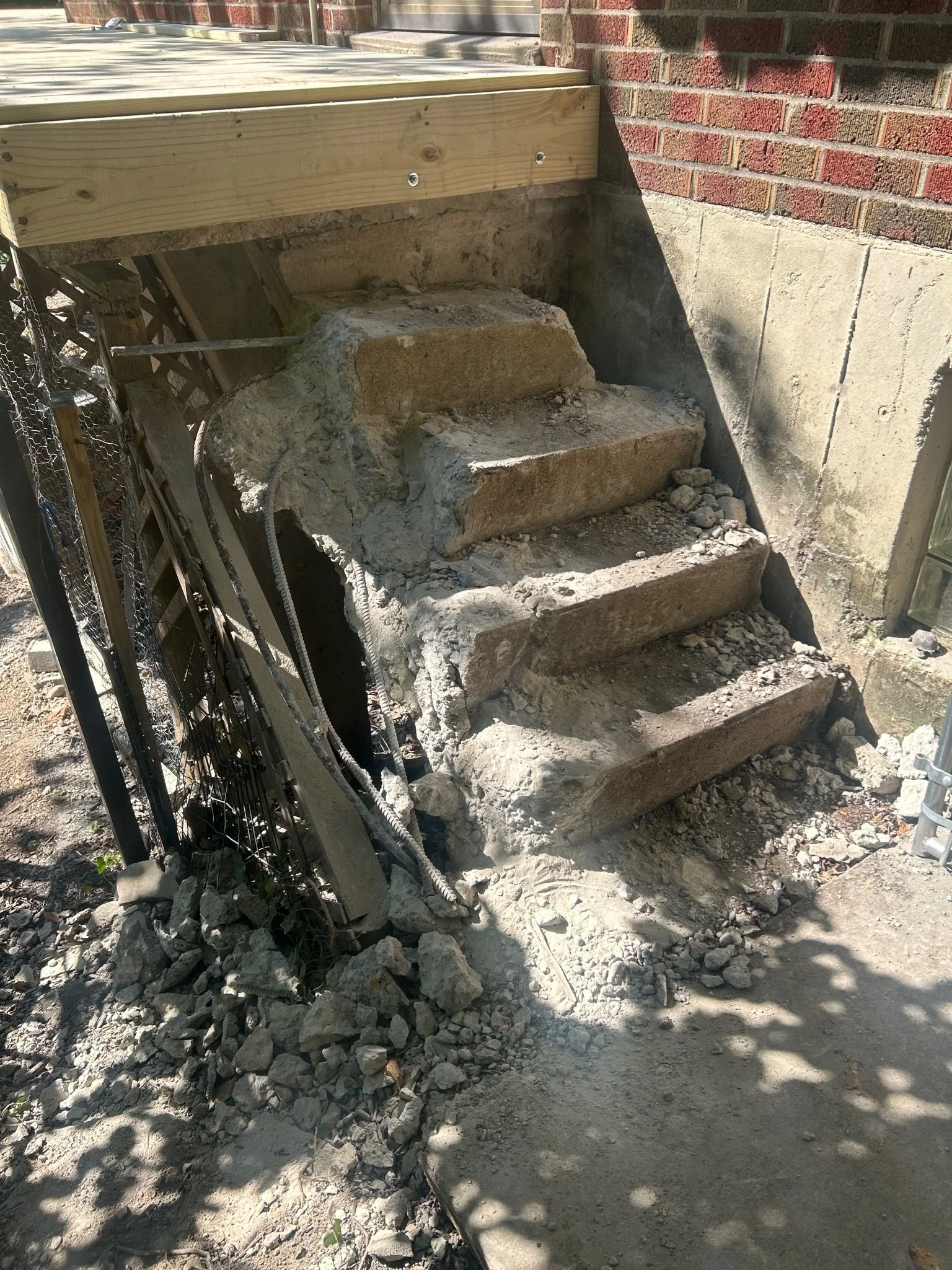 CinCity Remodeling: Before and After pictures of deck reconstruction and repair in Northern Kentucky.