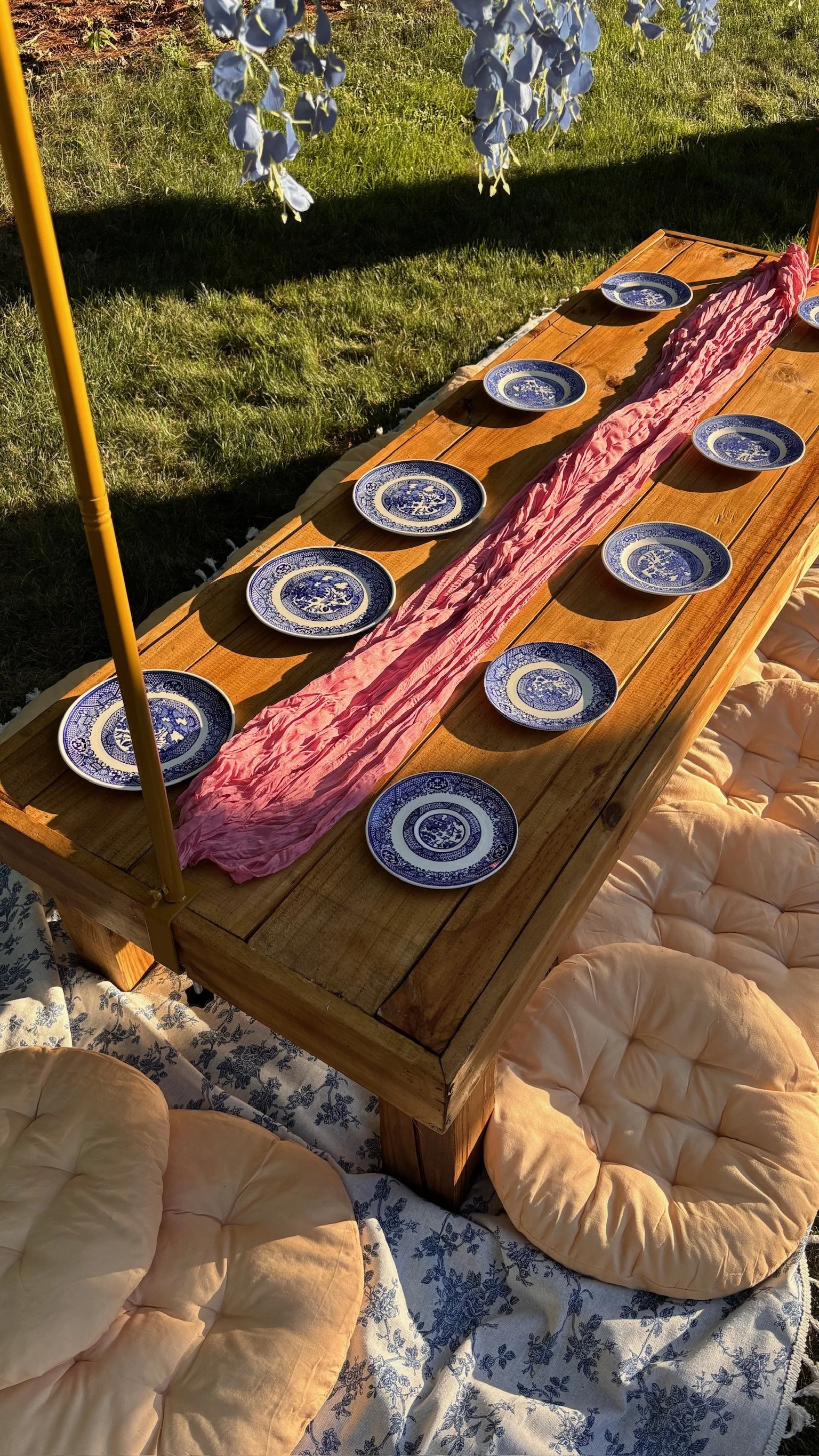 Picnic table with wisteria and cushions 
