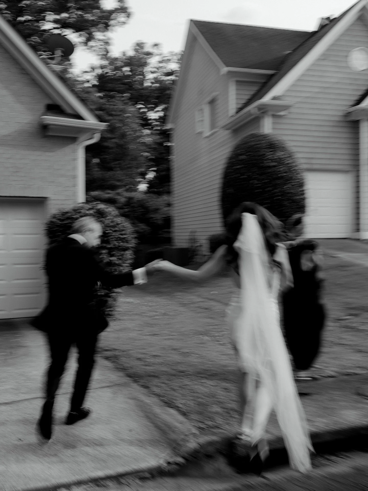 happy august!!
movement creates so much character and story in a photo!🎞️🖤
and a wedding held at a private residence offers an intimate setting that enhances both the unforgettable atmosphere and memorability of the day.
# kg&co.
#weddingplan