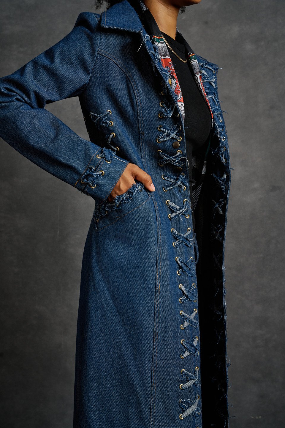MaisonPrefontaine_SS2026_ESSENTIAL_maisontoki_TrenchCoatJean_00004.jpg