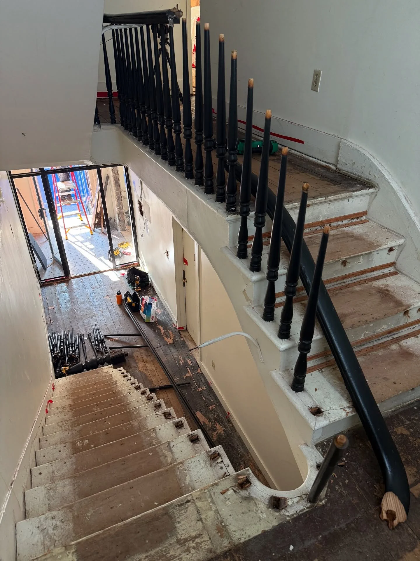 Deconstruction at 142 York Street in New Haven. Site of the new @yale @geffenyale @yalerep building. 

Took off work today to&hellip; work harder 😂. under the direction of @newhavenpreservationtrust and with the expert guidance of @urbanminers ,  we