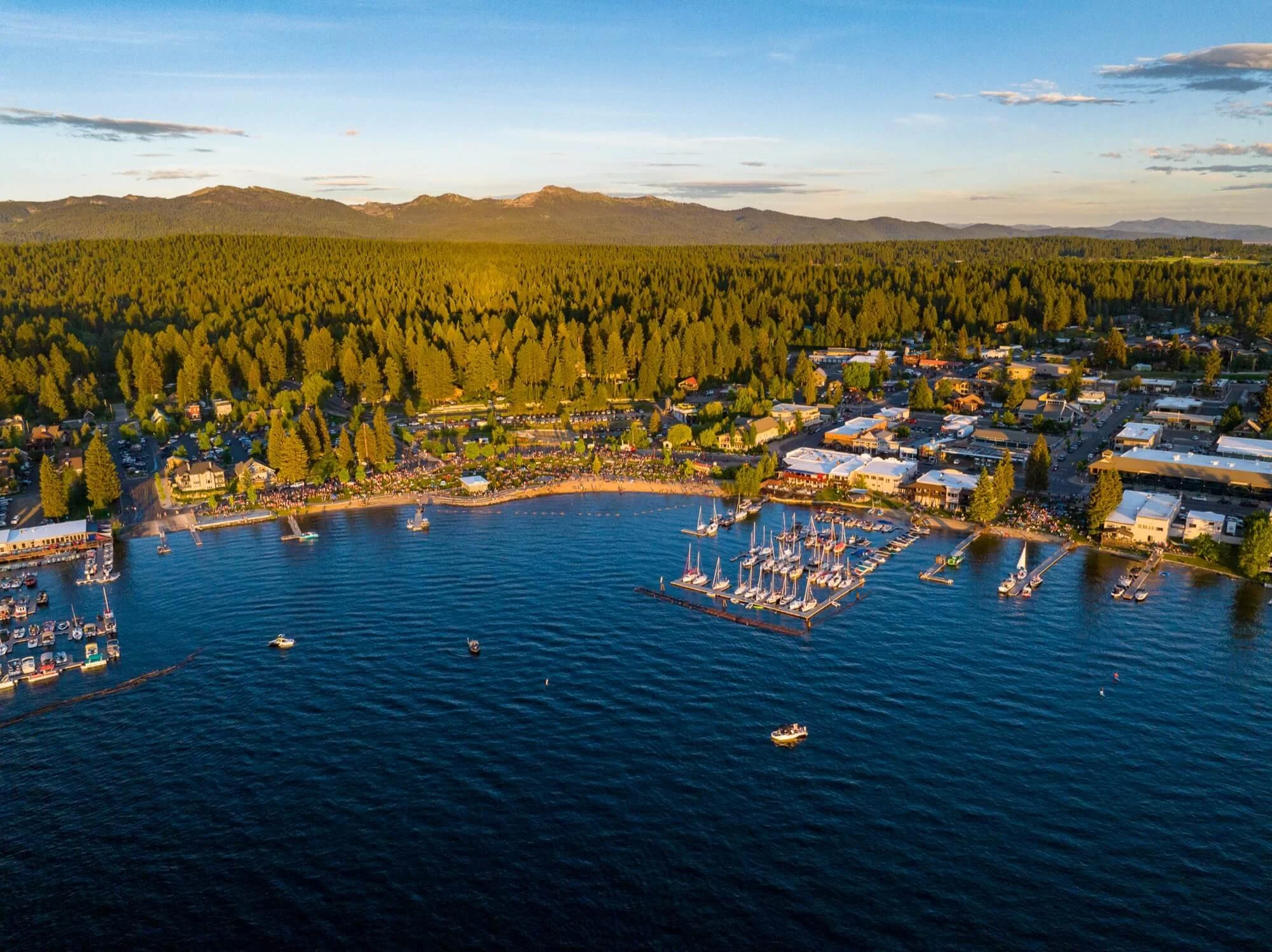 SUMMER:
Enjoy crisp mountain air, uncrowded trails, and lush, vibrant landscapes. Summer is also prime time on Payette Lake—one of Idaho’s largest alpine lakes—perfect for boating, paddling, and waterfront relaxation. 