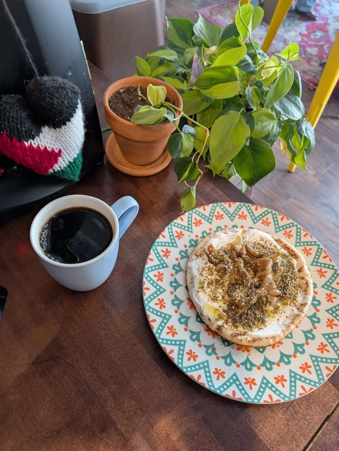 Start your day with our morning breakfast special weekdays from 7am-9am π
Buy any pita or platter and get a drip coffee, latte, cappuccino, or cold brew 50% off!