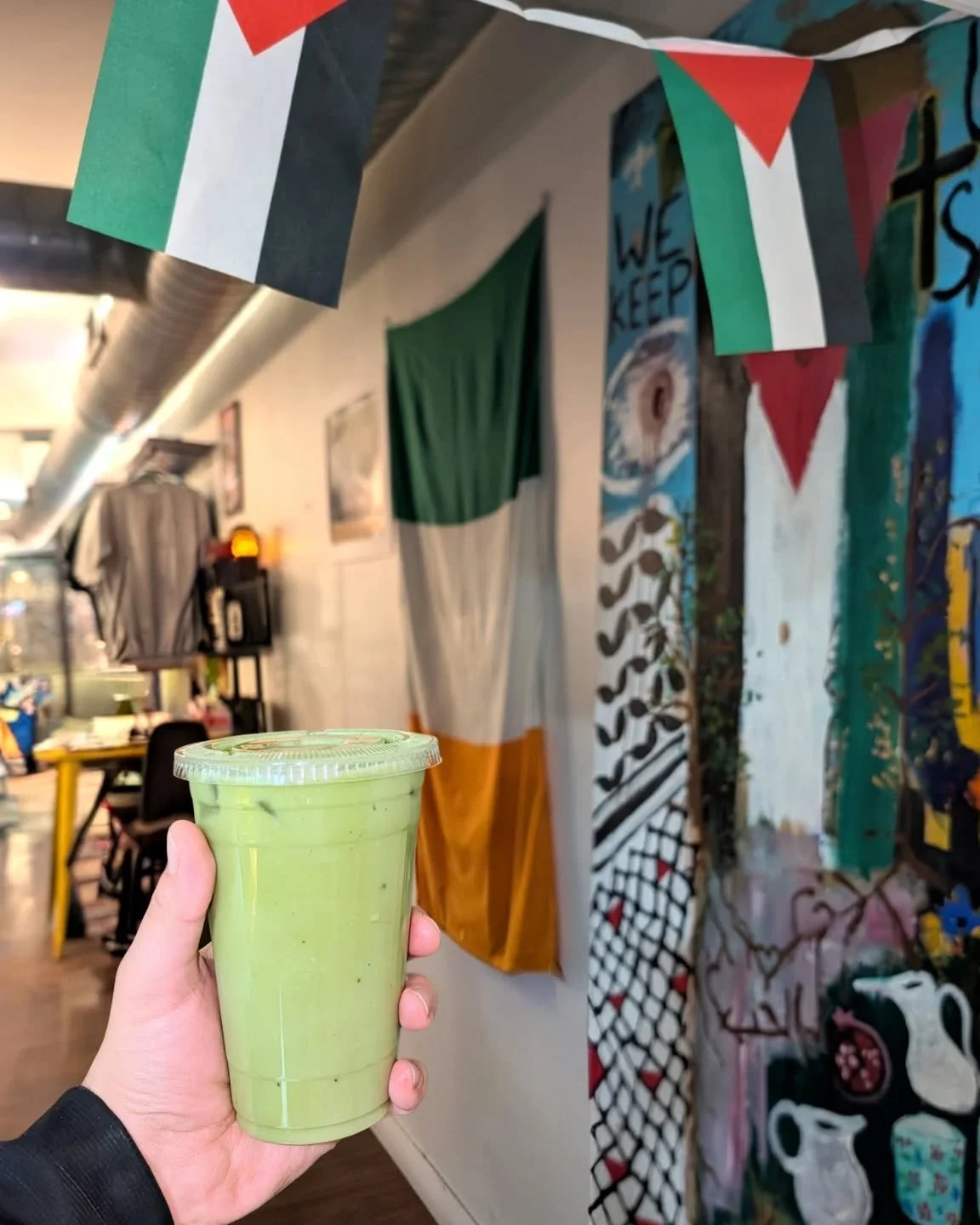 🇵🇸 🤝🏽 🇮🇪 ... 🤝🏽 🇯🇵 ???

Culturally confused for sure but our matcha is good and it's green, so come get one today! ☘️🍀💚