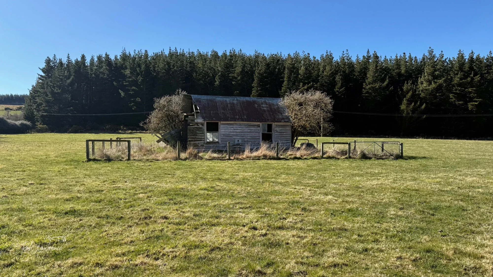 Snowdon Cottage  the Lake Coleridge Road
Its history begins in 1853, when several adjoining pastoral licences were taken up. The original homestead was established near the foot of what was then known as Mount Snowdon (Big Ben). In 1854, John Dudley 