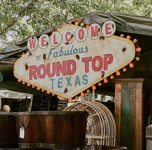 Let the Texas Shenanigans commence &hellip; This week .. up ahead .&hellip; my front-view window will be showing y&rsquo;all all the things .. Texas fields best be fixin&rsquo; to give up some treasures&hellip; 🙌🏻
and you absolutely know it all hol