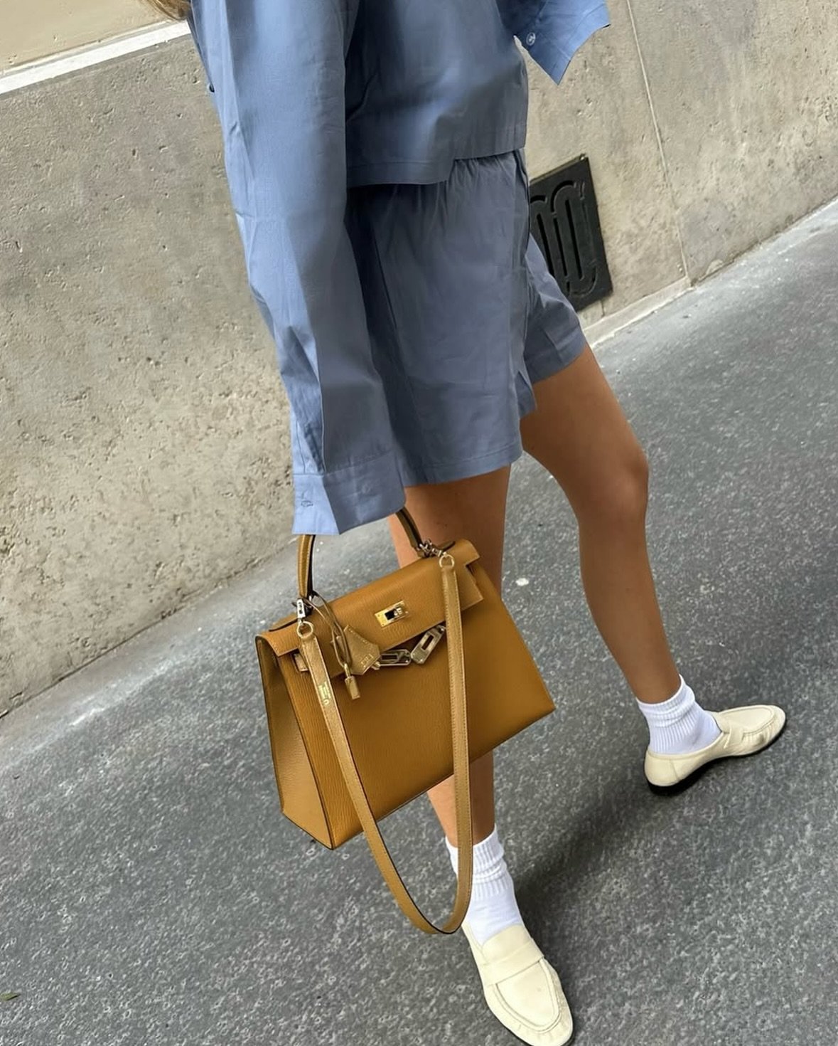 Friday morning mood: keeping it super casual with a pop of colour 🍊Channeling @josefinehj vibes with this Kelly moment
✉️ Chat to shop! Contact us now via DM

*We&rsquo;re not affiliated with any of the brands we sell*

Kelly Bag, Luxury Accessories