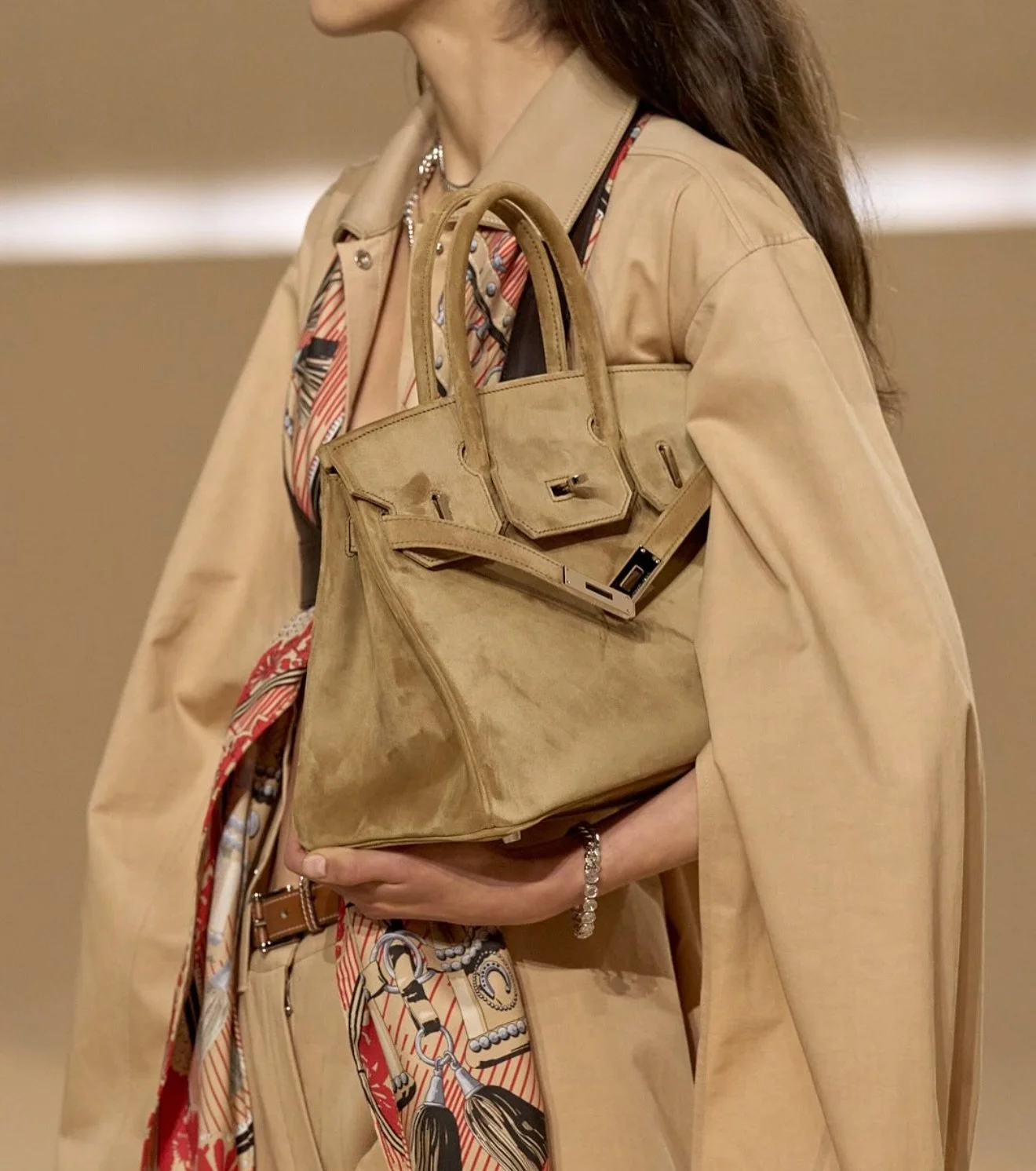 When Herm&egrave;s turns the runway into a desert dream 🐎 The #ParisFashionWeek show &ldquo;Free Rein&rdquo; brought us leather, earth tones, pops of red, and that effortless equestrian chic. Swipe for all the details we&rsquo;re loving 
Credit | He