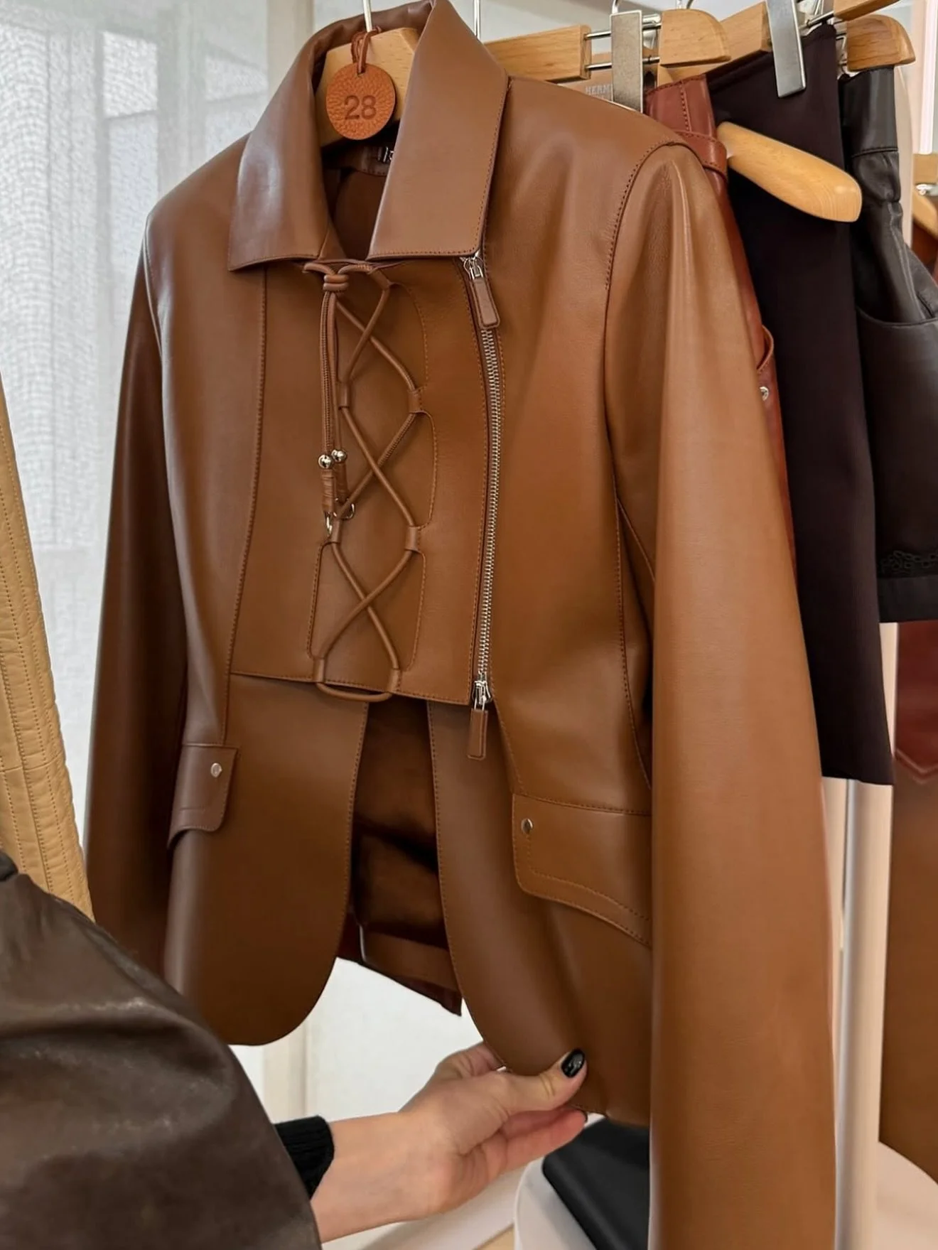 Spotted anything that is tempting! Details of #hermesss26
Credit | @annabelrosendahl @alisontoby @mija_mija 

#parisfwss26 #hermesparisfashionweek