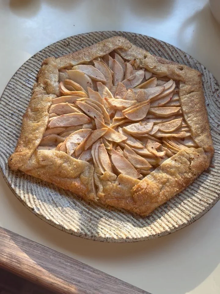 First apple galette of the season! Thanks to @gospelflatshowspace for the apples &amp; @zoedering for my favorite plate.
Furnival quail china will always have my heart ❤️ so grateful to my incredible clients for letting me cook in the most beautiful 