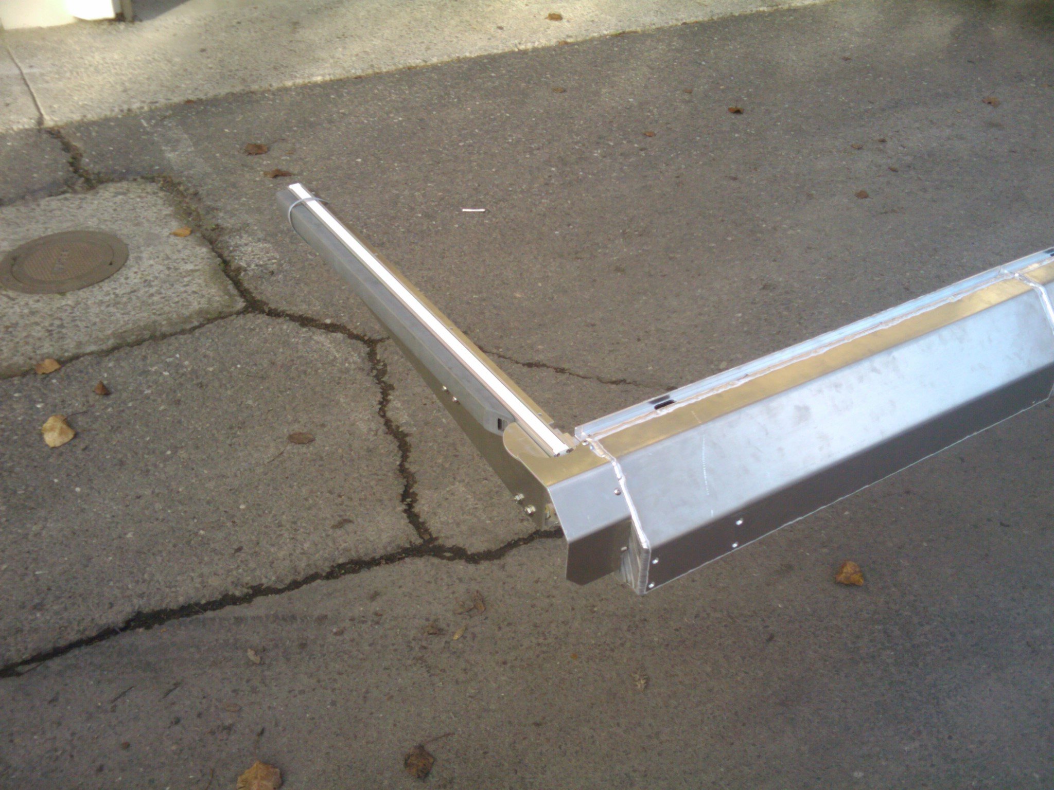 The "Wing" sections can swing back when they hit a tree trunk then return via a gas spring.