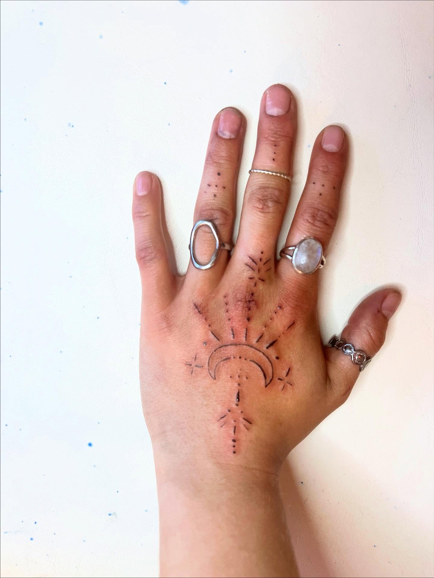 I absolutely loved doing this hand and finger piece! The client and I designed it on the spot and got to work. Im super down to do more hand pieces like this ✨✨ maybe even draw up some flash 👀👀
.
.
.
.
#handtattoos #simplelinetattoo #handtattoo #fi