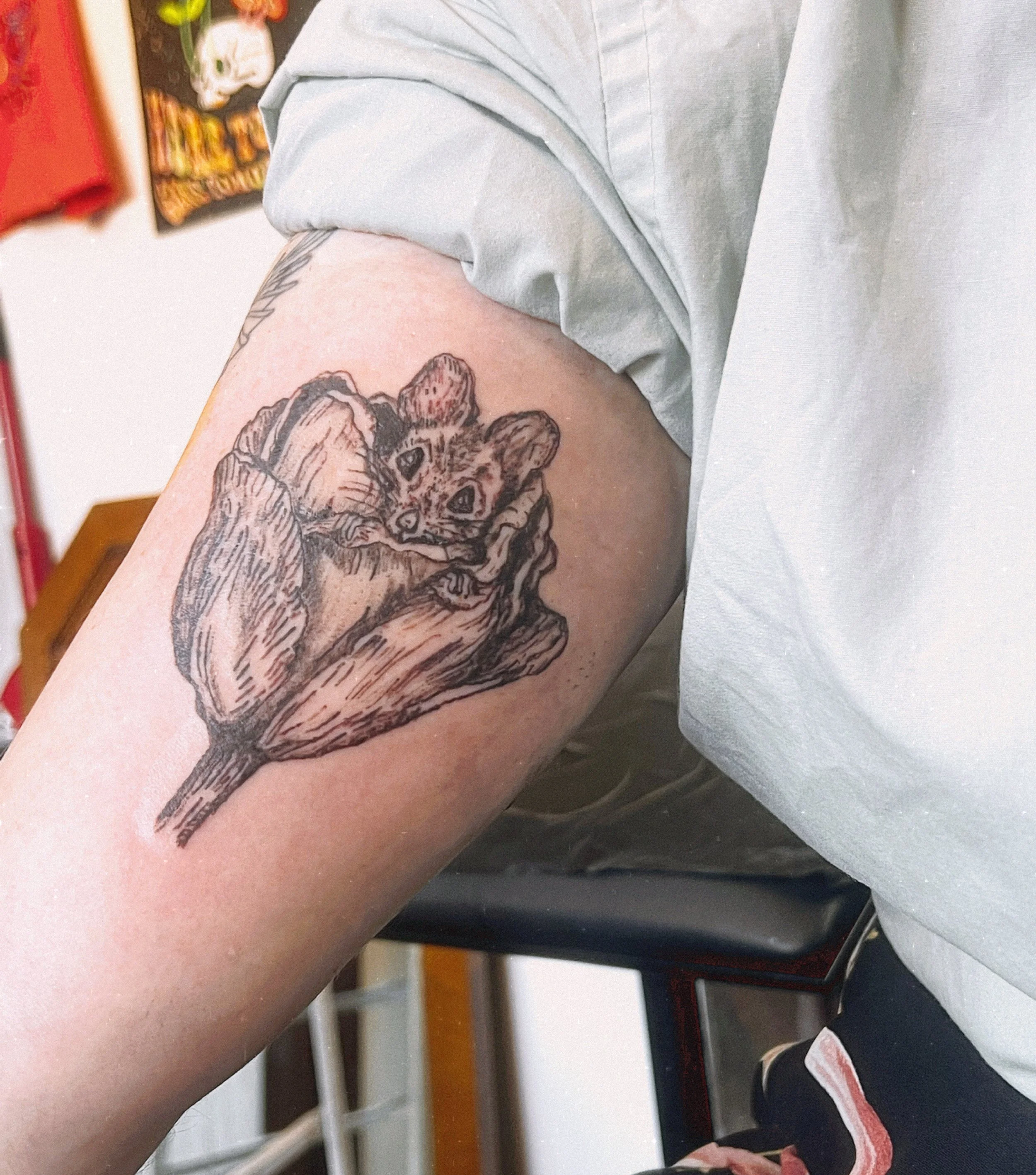I don&rsquo;t pick favourites, but this mouse poking out of a tulip from my whimsical spring flash was definitely a highlight 💐🧚&zwj;♀️💫
.

.
#vancouvertattooartist #vancityink #whimsicaltattoo