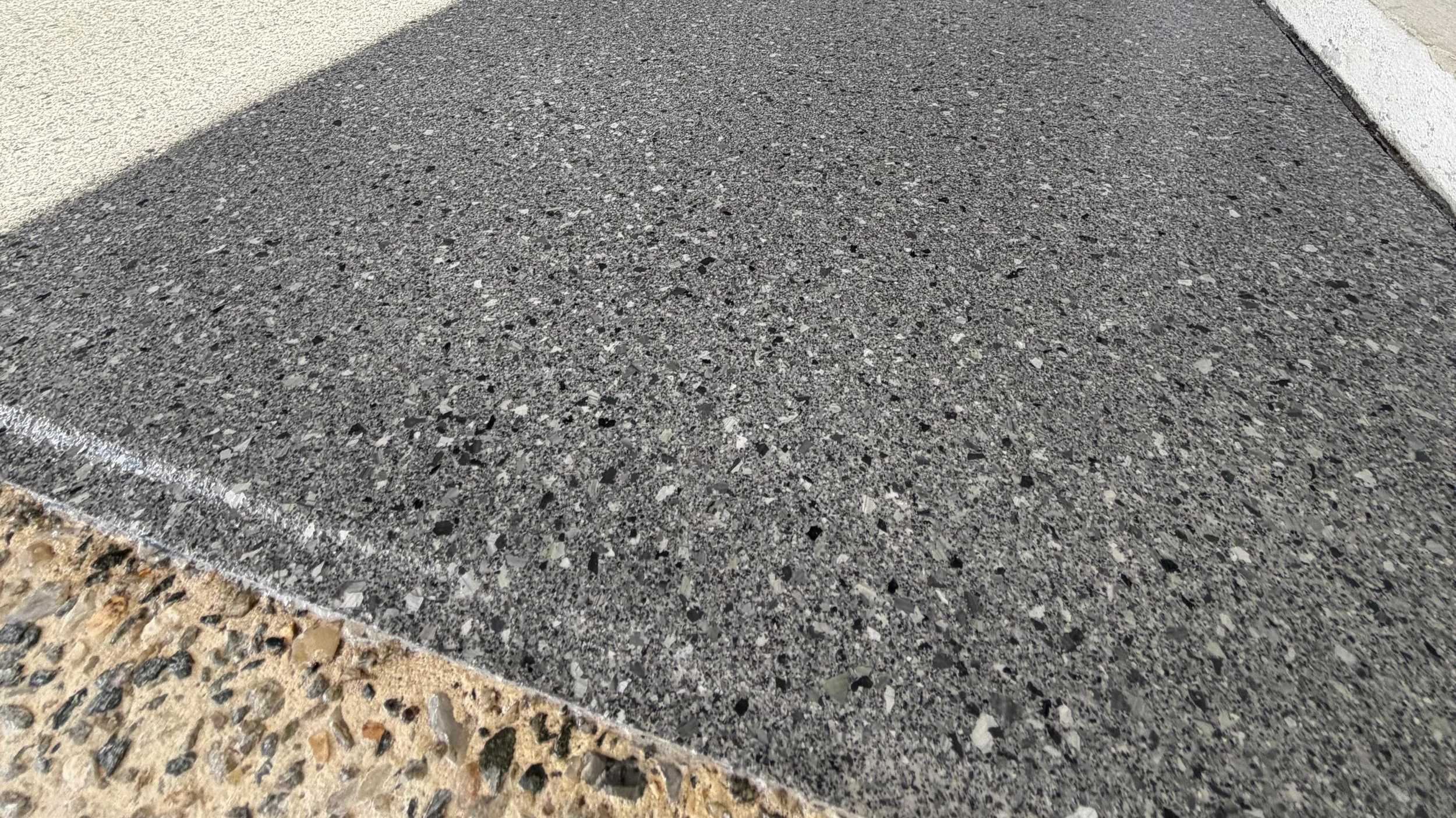 westcoastepoxyflooring_flake_grey.png