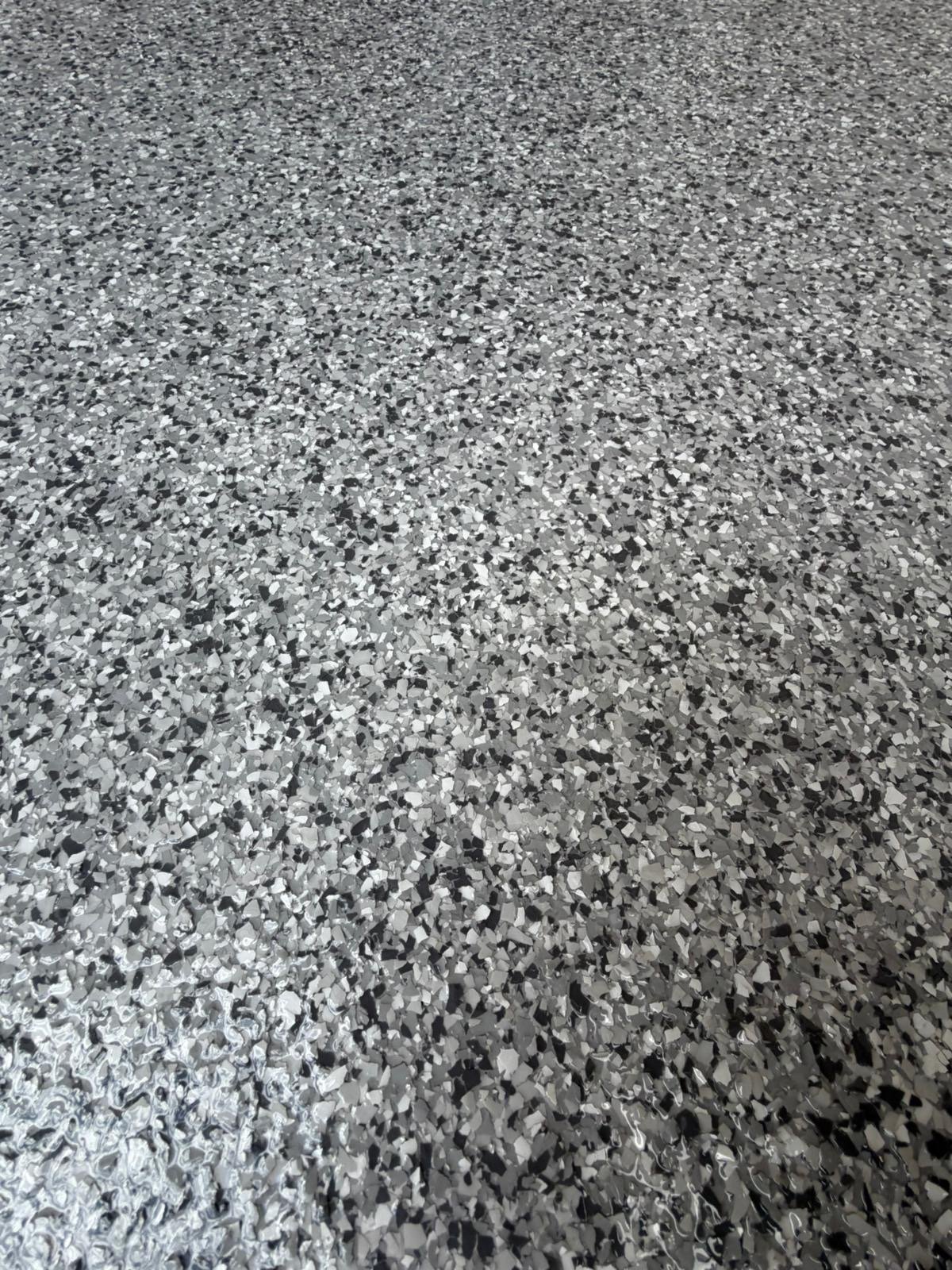 westcoastepoxyflooring_perth_epoxy_garage_floor_blackandwhiteflake.JPG