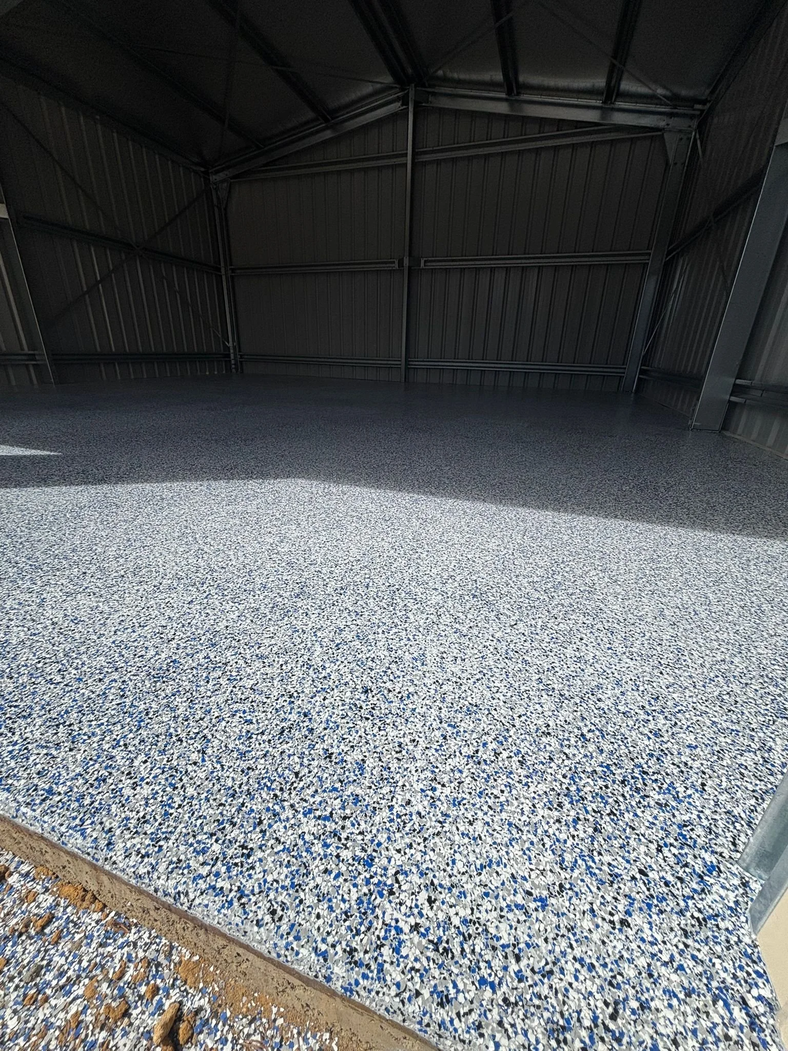 westcoastepoxyflooring_perth_epoxy_shed_blueflake.JPG