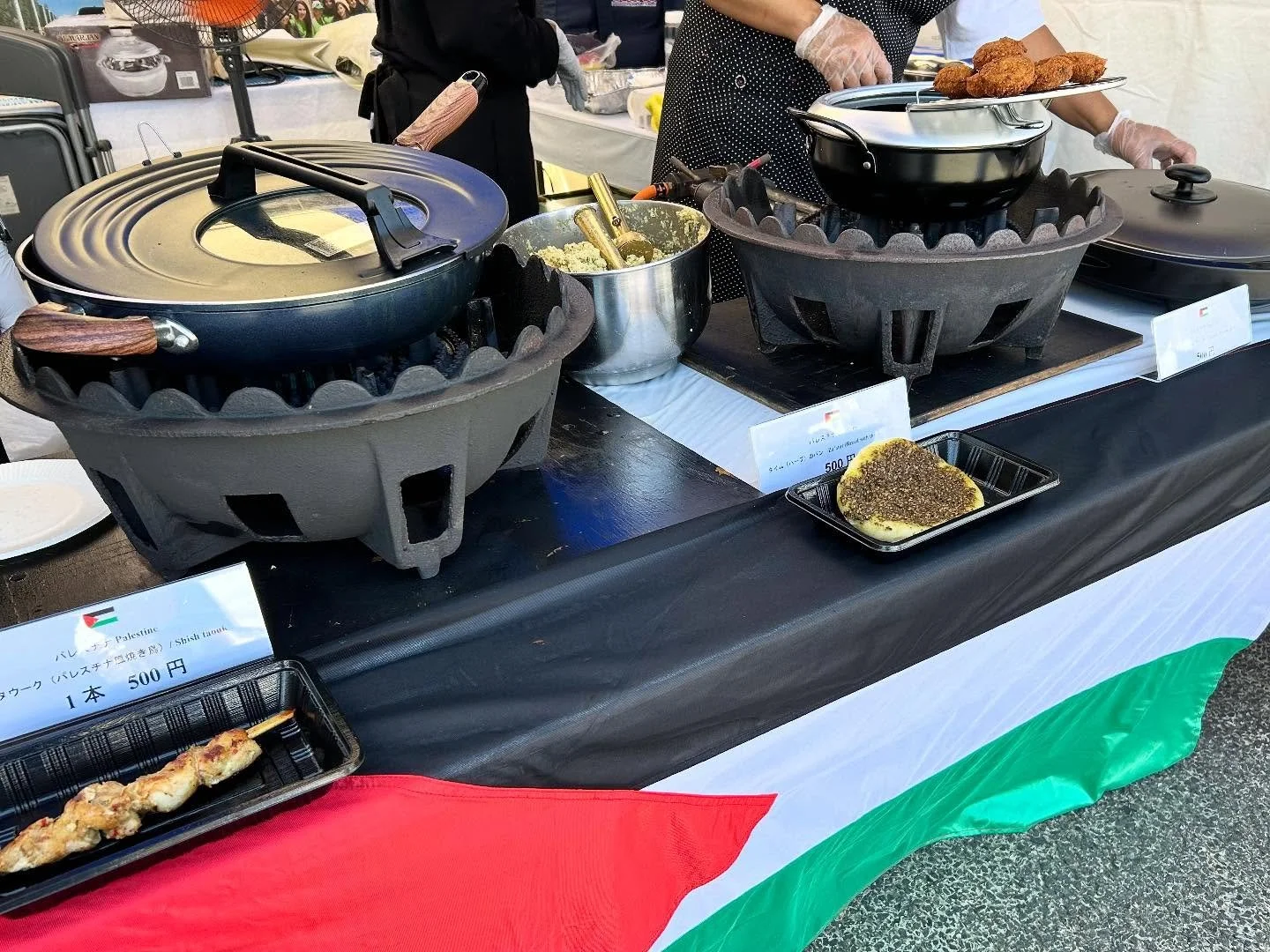 【出店のお知らせ🇵🇸】
10月11日（土）・12日（日）に開催予定の「みなと区民まつり」に、パレスチナ代表部も出店します🍁

昨年同様、東京プリンスホテルエリアにて、主にパレスチナの食べ物を販売予定です🥙

11日は12:05より、隣接のステージでパレスチナの民族舞踊パフォーマンスも開催予定です。

ぜひお越しください🇵🇸

The Permanent General Mission of Palestine will take part in the Minato Citizens