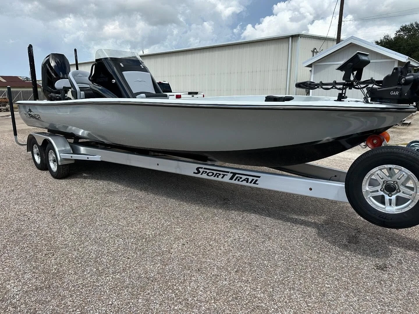 Now that&rsquo;s a bass boat! The 2500 VS delivers the perfect platform to conquer any lake or bay! With its ample storage for tackle, rod storage to accommodate 12 rods and the option to add 12 more rods, it makes for the ultimate crossover boat! If