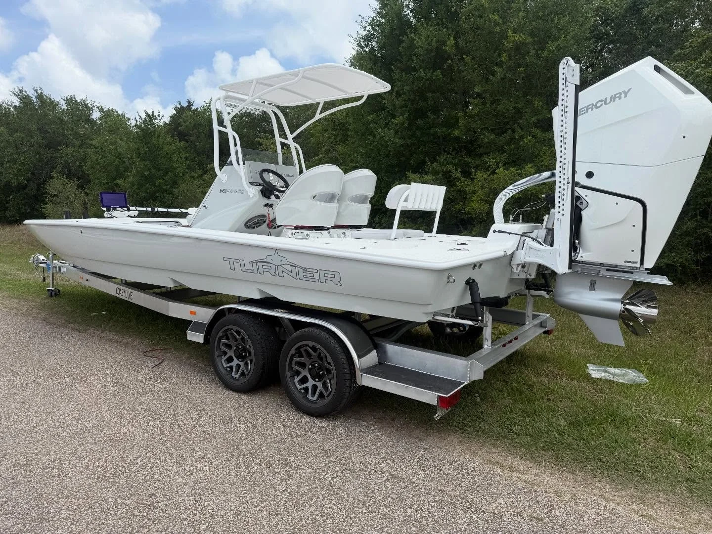 No fish will ever escape this 24 savage! Recessed trolling motor foot petal and live scope system all powered by @abyssbattery lithium batteries👌🏽 this rig will also be getting a seadek package supplied by our friends at @southern_cooler_co! #turne