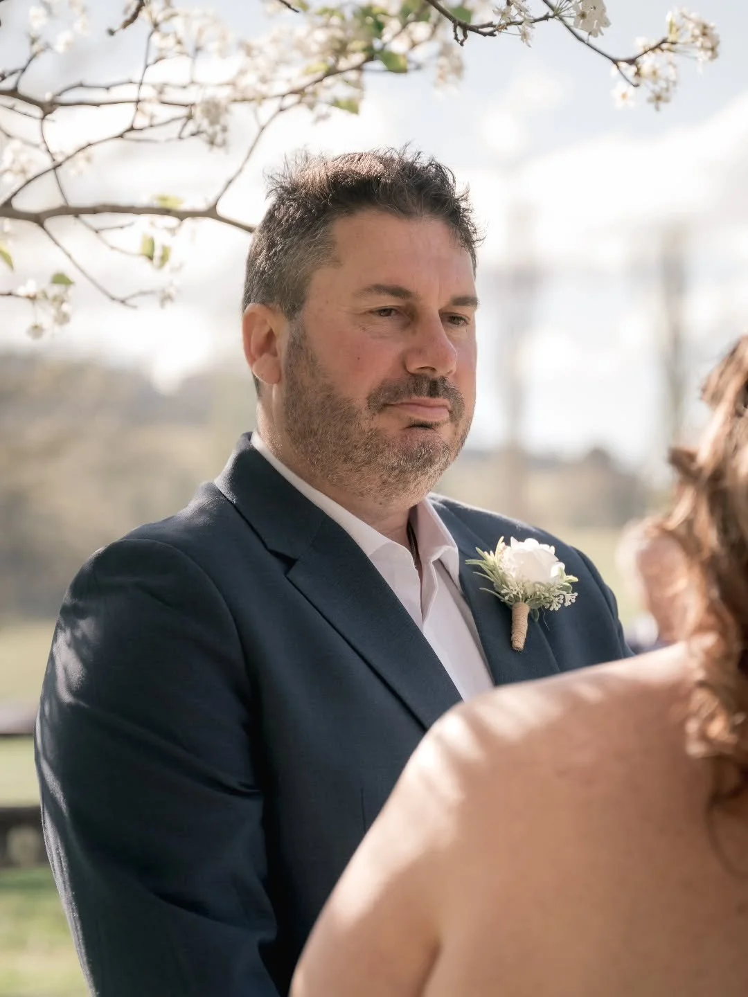 A groom in awe of his bride 🤍💍😍