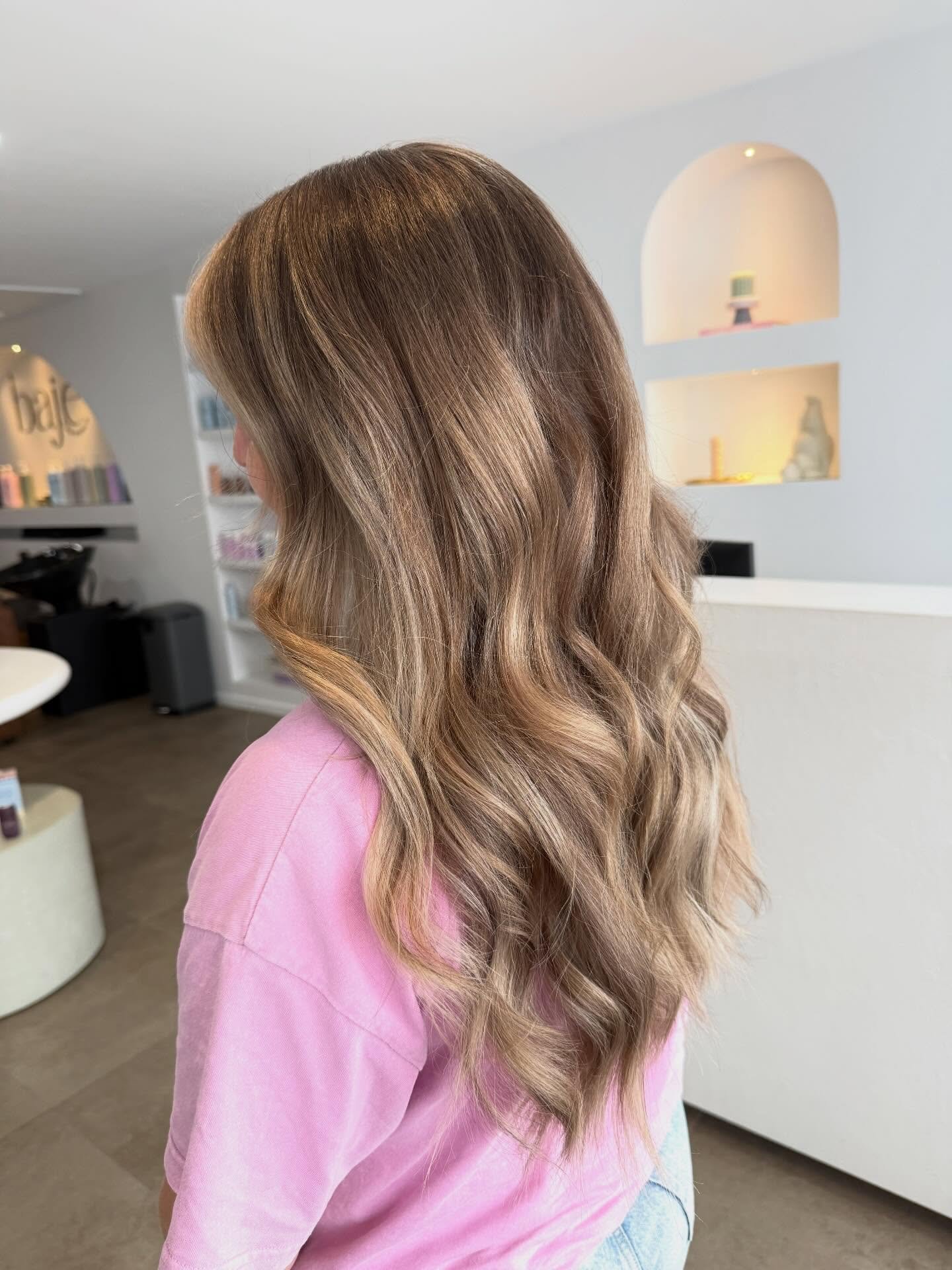 From solid blonde to seamless bronde 🤎✨
We softened it down, added depth and dimension, and created that lived-in, glossy blend that grows out beautifully. 🔥