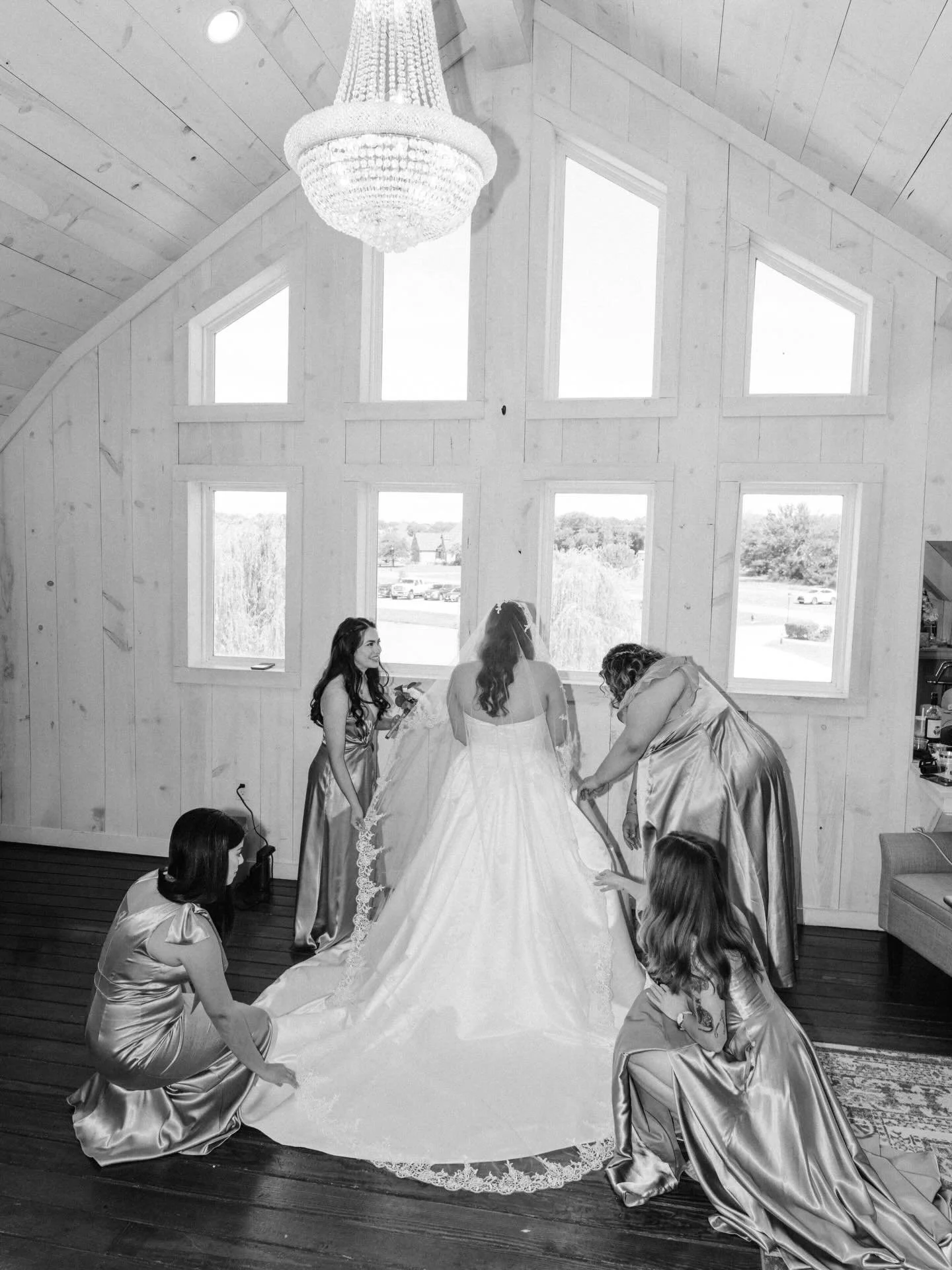 A moment for the bridal suite&hellip; and a moment with your girls! 

A bridal suite that feels like a retreat 🤍
Spacious, serene, and thoughtfully designed for comfort&mdash;this is where our brides relax, get ready, laugh, dance, sing, pray, sip c