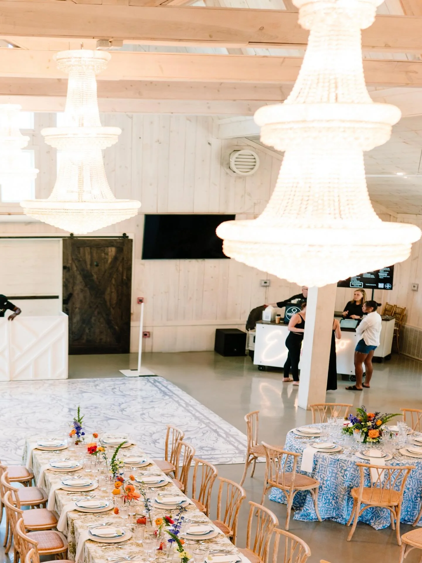 ✨ What exactly is a Spring Soir&eacute;e? ✨

If you&rsquo;ve been wondering what it&rsquo;s like to attend one&hellip; this is your sign to come see for yourself. 🤍

Our Spring Soir&eacute;e is your chance to experience the venue beyond photos. to w