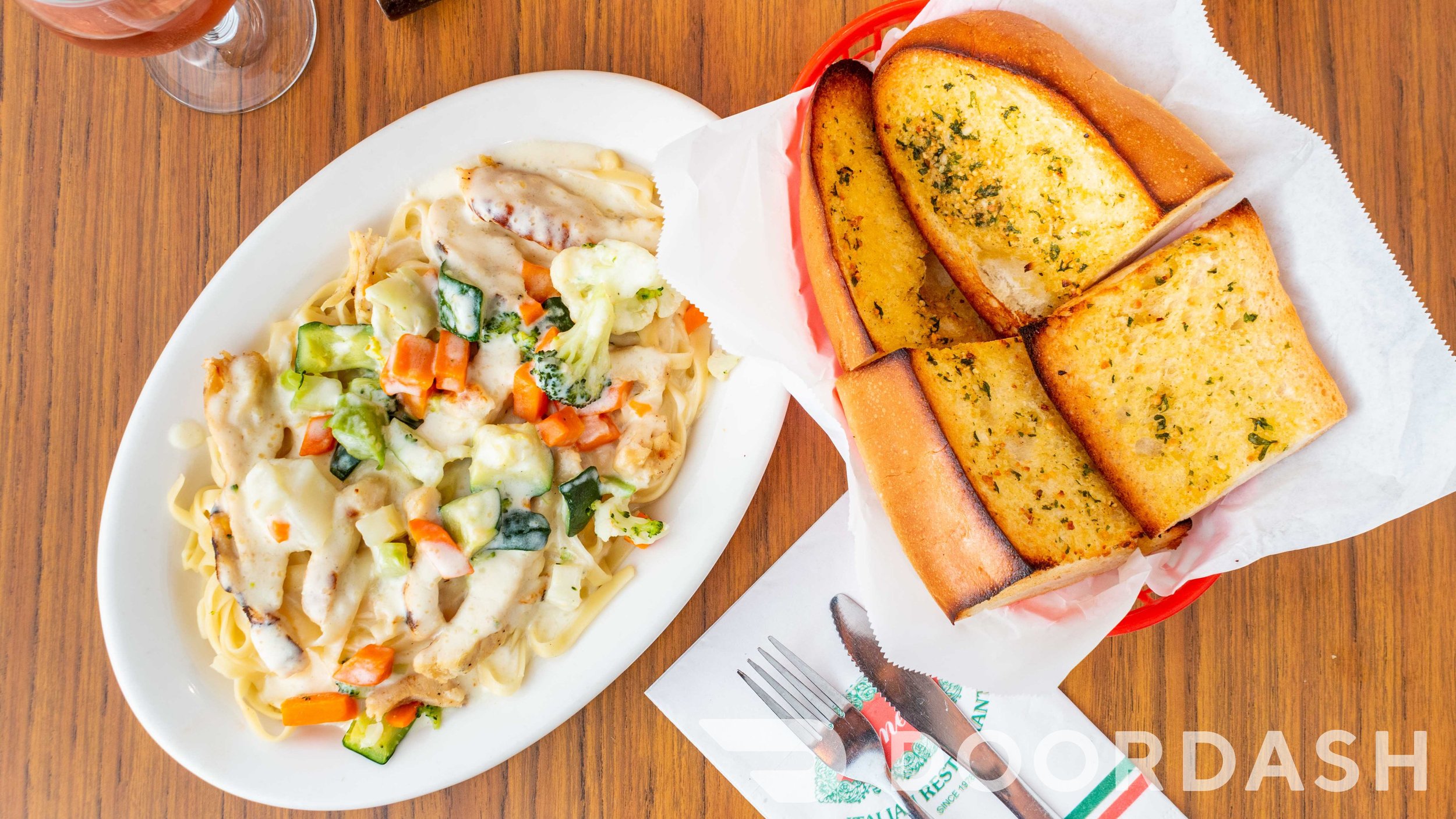 Fettuccine chicken alfredo with veggies