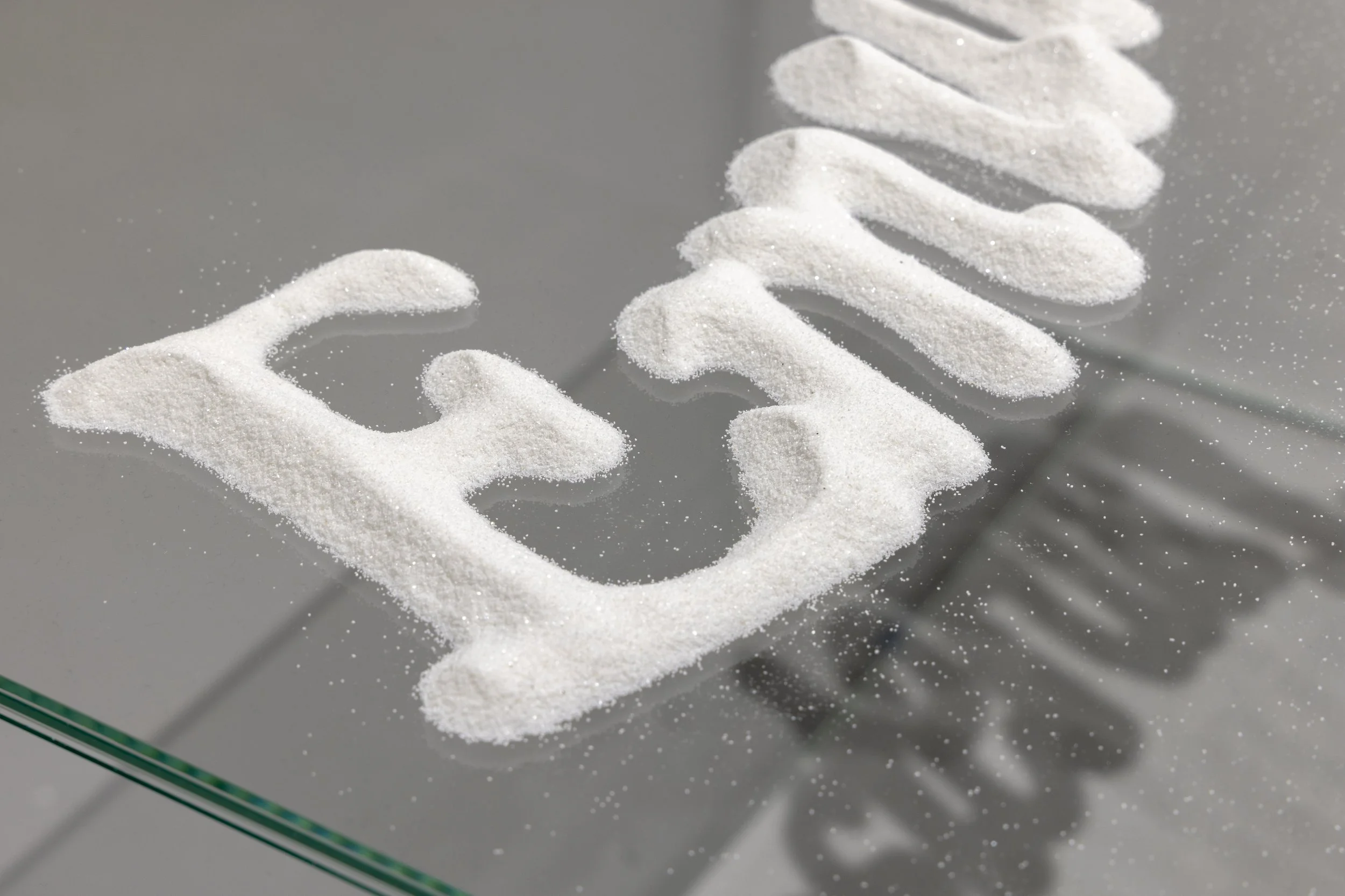 (Detail) 'Failed Attempt (Emulates Yesterday.)' 2026 I Silica sand & Glass plinth, 61 x 107 x 48 cm I Photo: Malle Madsen