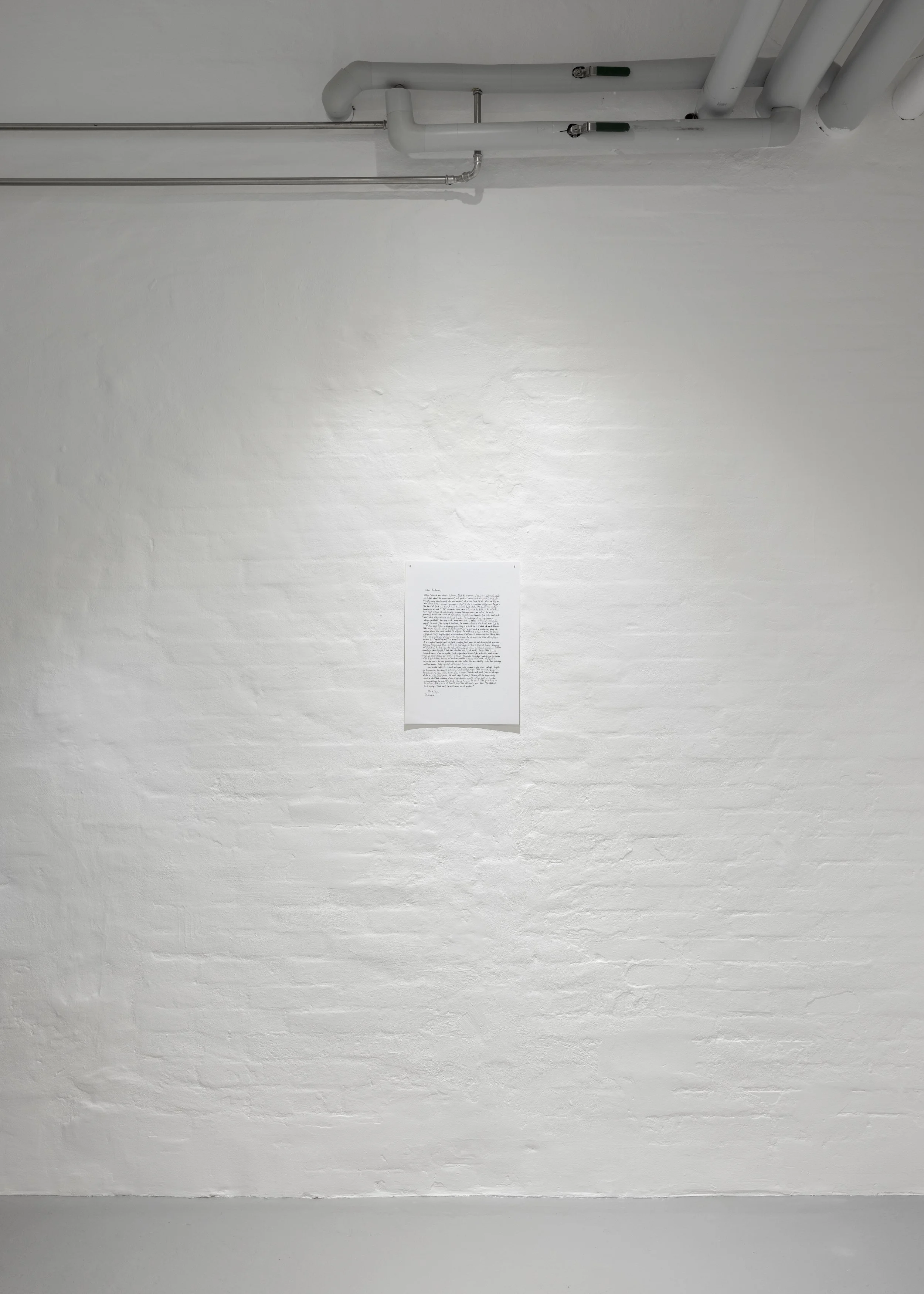 Handwritten letter/exhibition text by Leandro Ferre Caetano. Photo: Malle Madsen