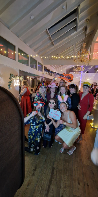 Champagne Photobooths 3.png