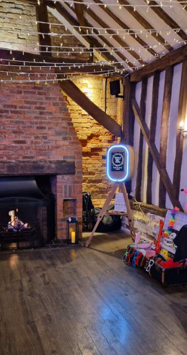 Champagne Photobooths 4.png