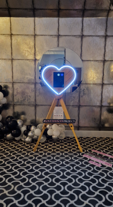 Champagne Photobooths 2.png