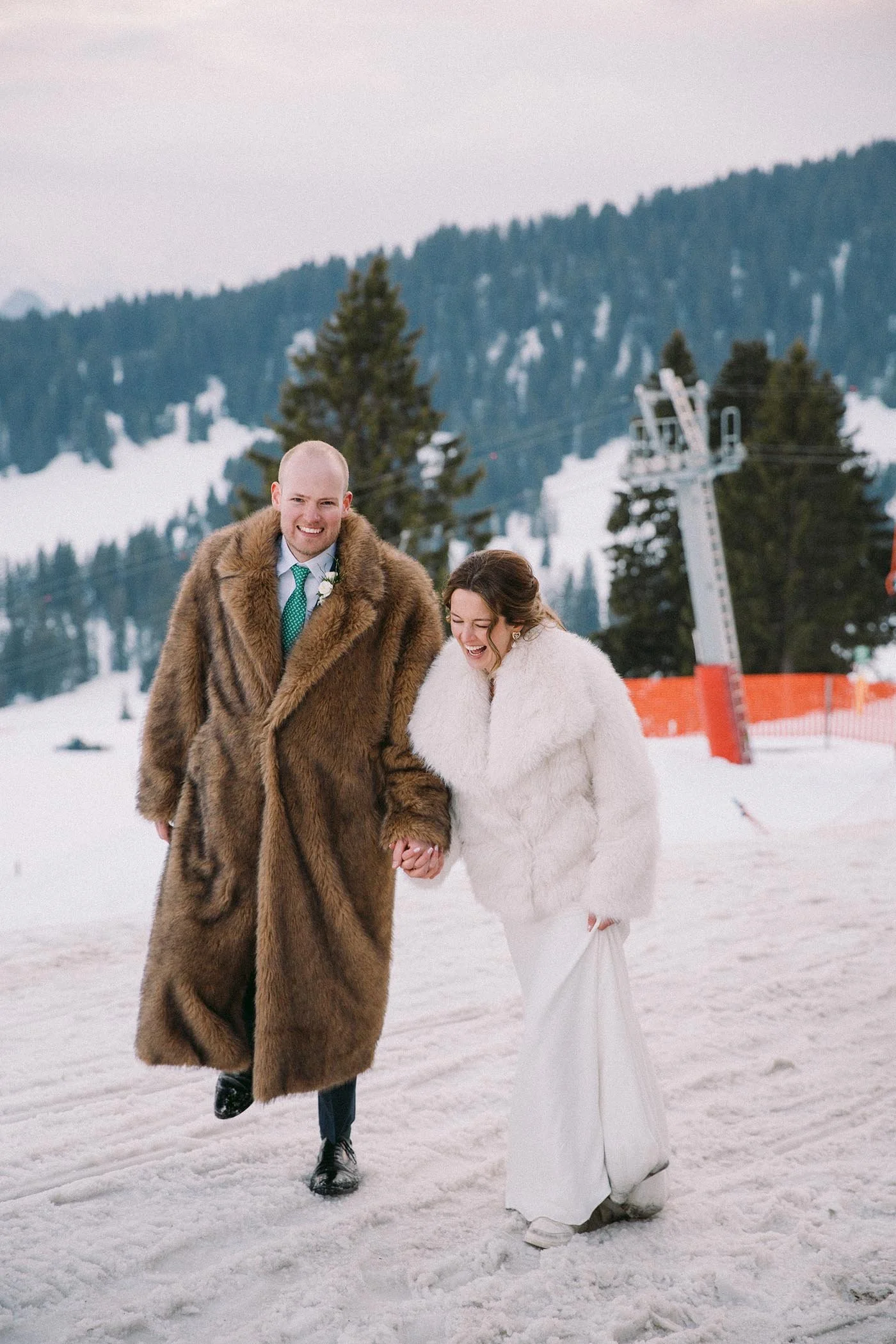 la-clusaz-winter-wedding-glamarous-couple-walking-snow.jpg