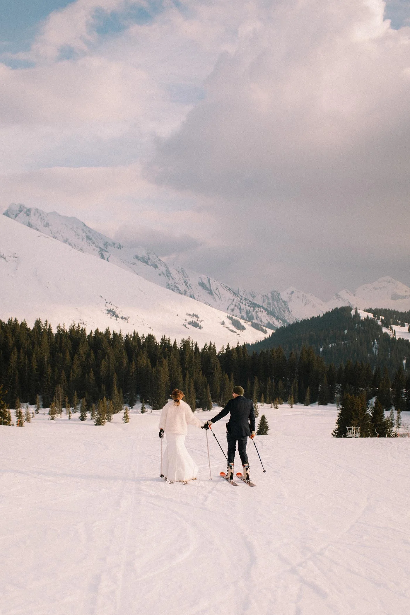 la-clusaz-alpine-wedding-couple-skiing-landscape.jpg