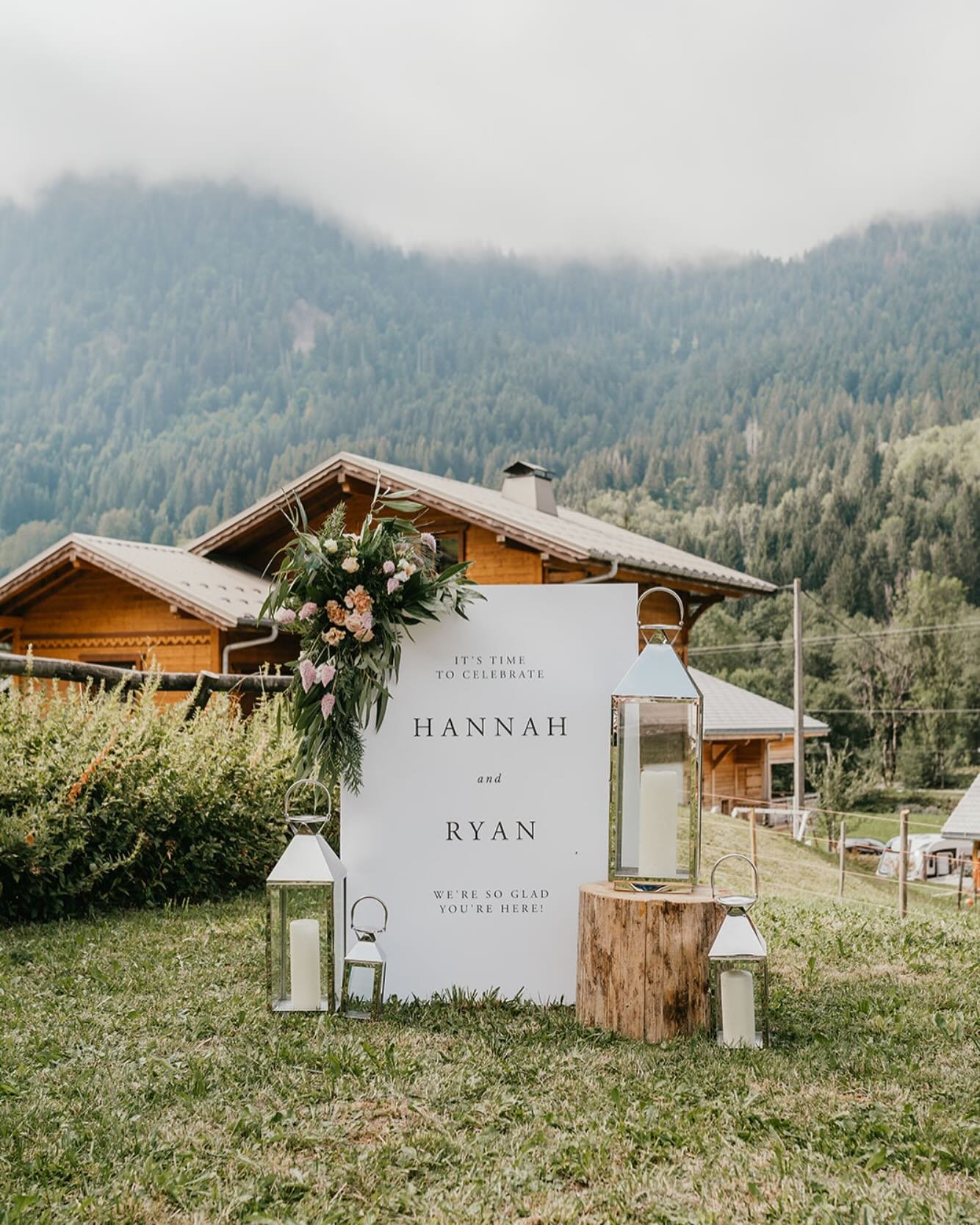 A welcome sign can really set the tone for a wedding, make sure to include thoughtful details and a breathtaking backdrop is the perfect finishing touch!

Florist: @sonya.flower 
Signage: @lilacandwhite 
Photographer: @shelbyellisphotography
