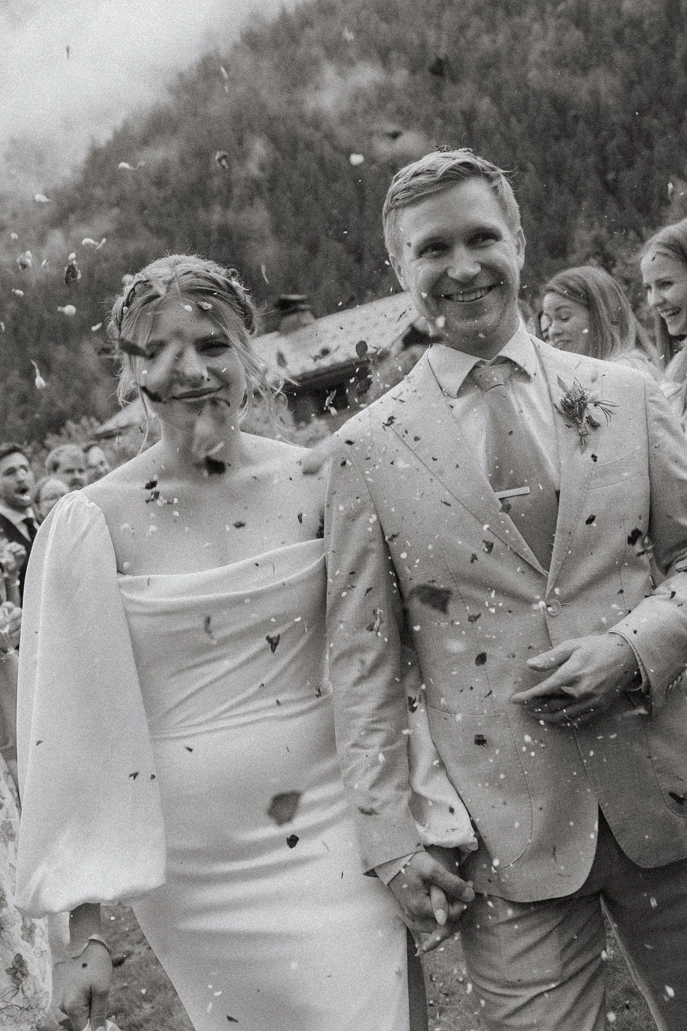 chamonix-wedding-confetti-ceremony-otto-lieve.jpg