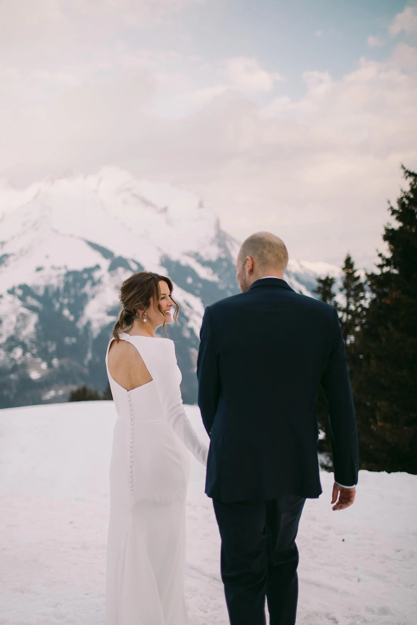 la-clusaz-winter-wedding-bride-groom-laughing.jpg