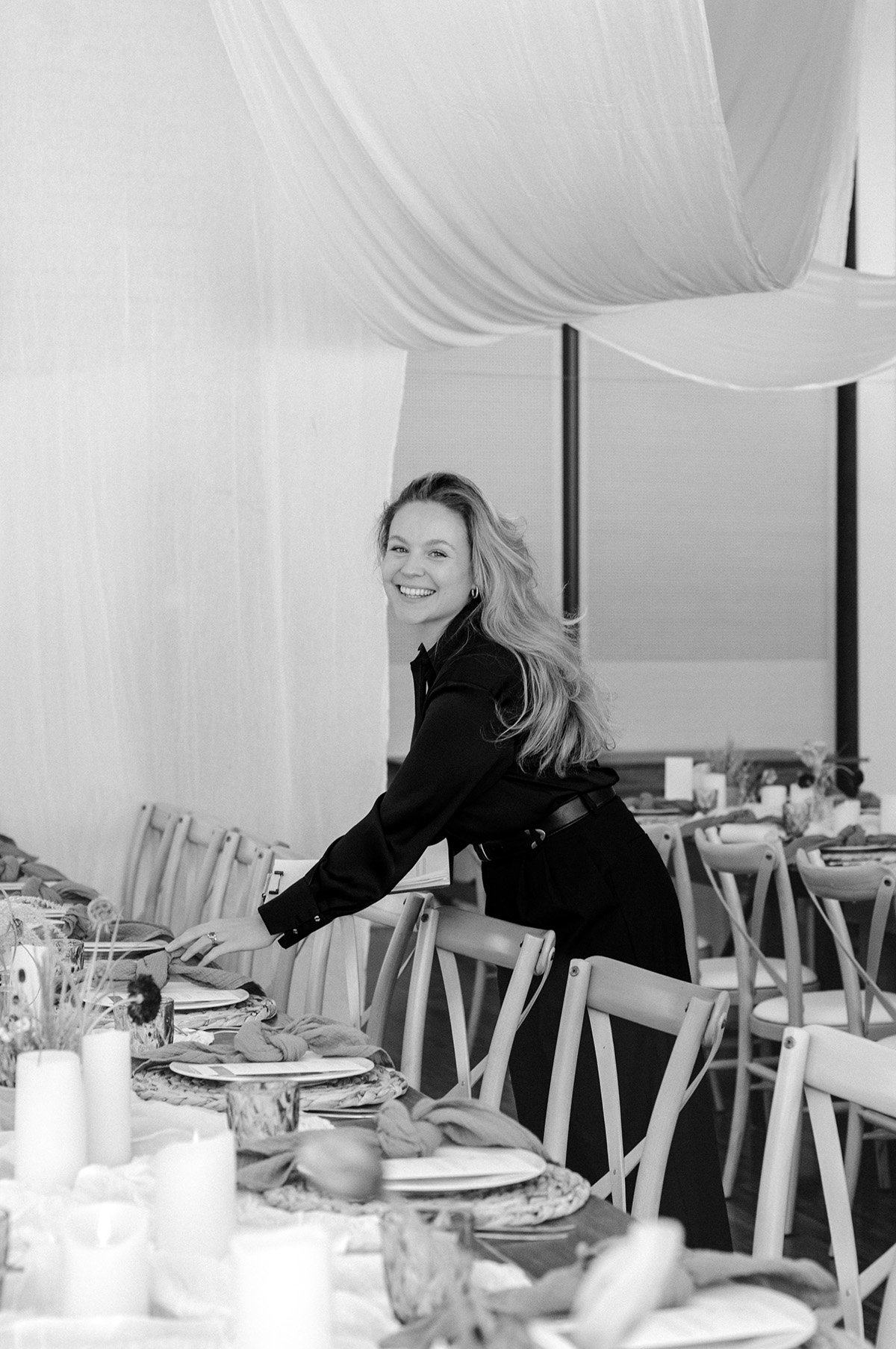 micro-wedding planner setting tables at the domaine du baron in lake montriond double border