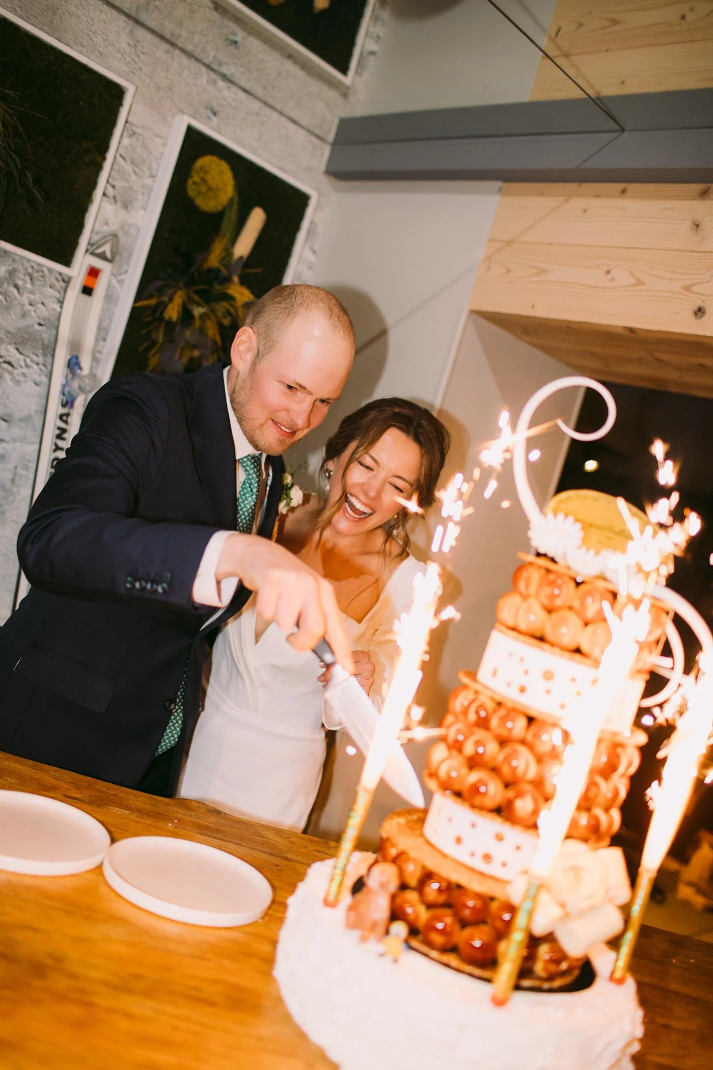 la-clusaz-wedding-cake-cutting-sparkler.jpg