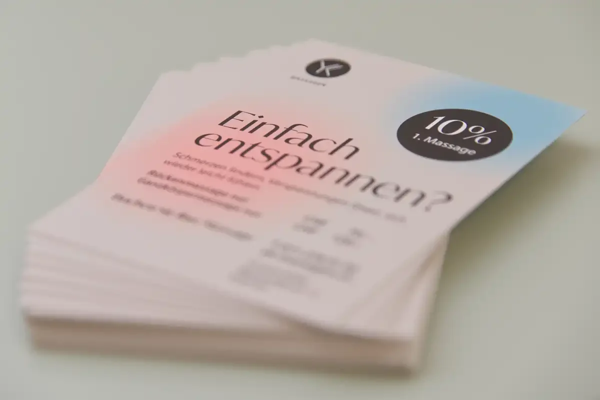 Flyer für Massage-Angebot mit dem Text 'Einfach entspannen?'; enthält einen schwarzen Kreis mit '10% 1. Massage' und zusätzliche Text.