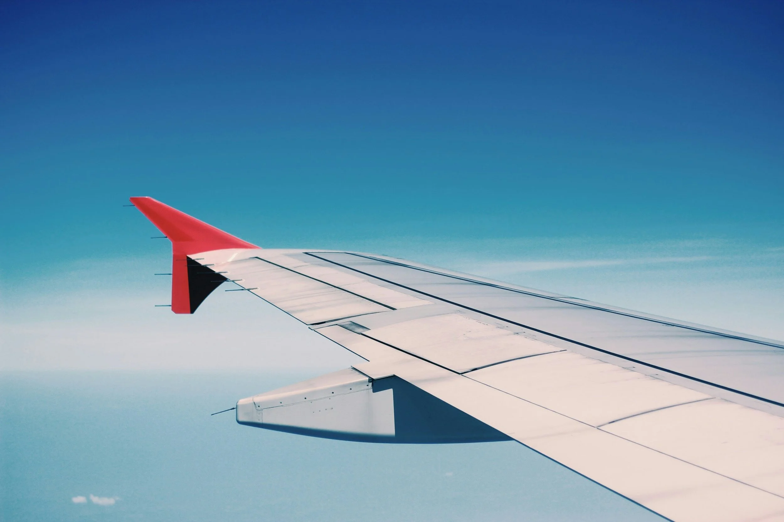 airplane wing with split wingtip