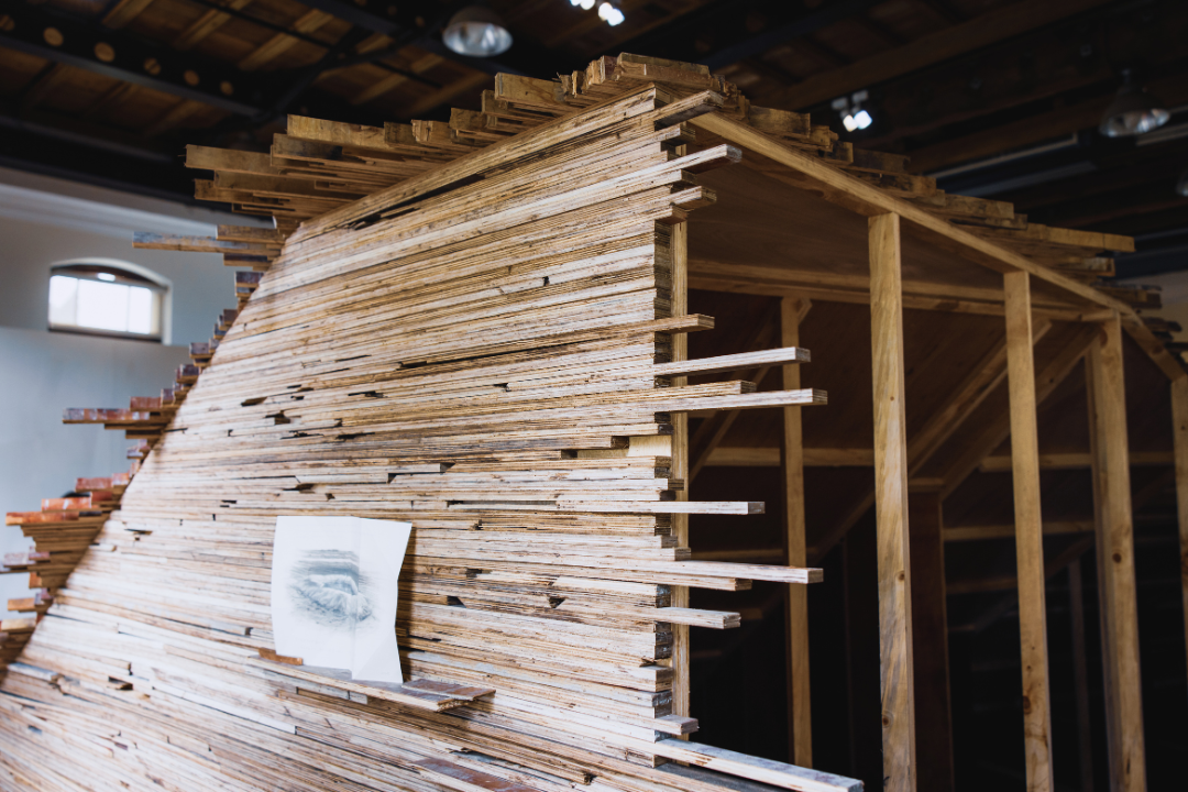 「堤防」細部 Details of the “embankment”